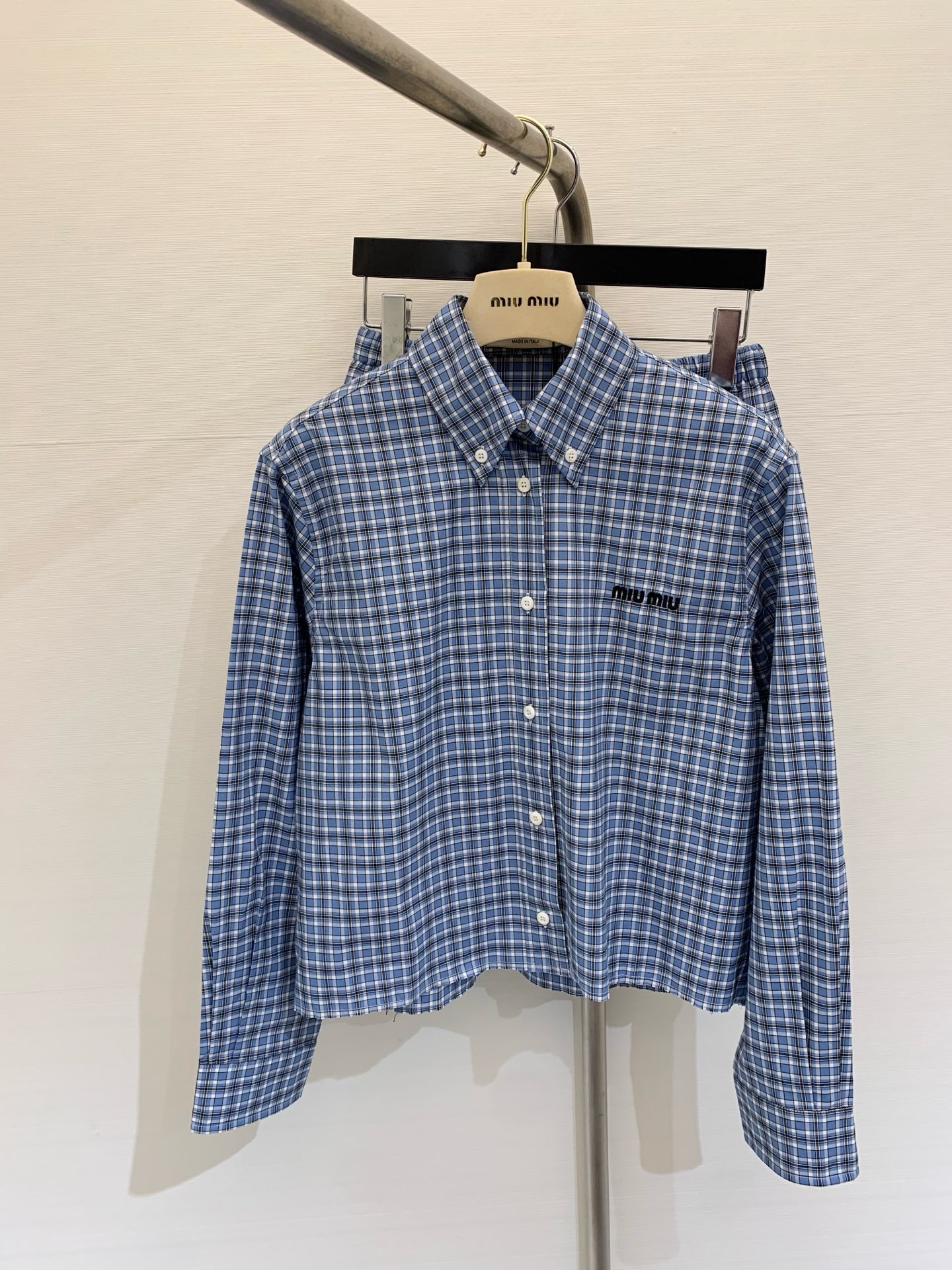 NO:318239,* New early spring style retro college style vertical striped blue plaid shirt Original development High-end production Continue tone Girls' group college style Customized plaid lines Full style Cut-in-place Zero changes There are also exquisite embroidery The details and workmanship are in full. Number of codes, Shirts, alexander wang19860909* 早春新款 复古学院风竖条纹蓝格子衬衫 原版开发 高版出品 继续腔调 女团学院风走起 定制的格子纹路 格调拉满 版型裁剪到位 零改动哦 还有精致的刺绣 细节做工品质全面到位 码数,,shirts,alexander wang,Women's clothing