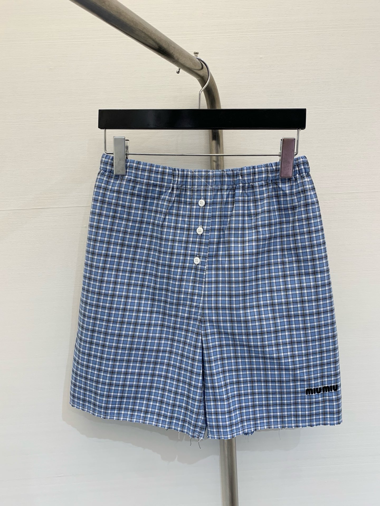 NO:318265,New spring and summer style, micro-label letter embroidery check shorts. Minimalist letter embroidery decoration. The trouser wool whisks are cut. Retro and clean. The fabric is pure cotton and breathable. The upper body is very comfortable. It looks very good no matter how you wear it. Fashionable and versatile. A piece that is suitable for both a strong woman style or a casual and casual style. The workmanship quality is great. Recommend a set of matching. Size number, shorts, alexander wang19860909春夏新款 微标字母刺绣格纹短裤.极简的字母刺绣装饰 裤脚边毛须须裁剪 复古又干净 面料纯棉透气 上身巨舒适 怎么穿都很好看 时尚又百搭 干练女强人风还是休闲随性的风格都适配的一款单品 做工品质都很赞 推荐一套搭配 码数,,shorts,alexander wang,Women's clothing