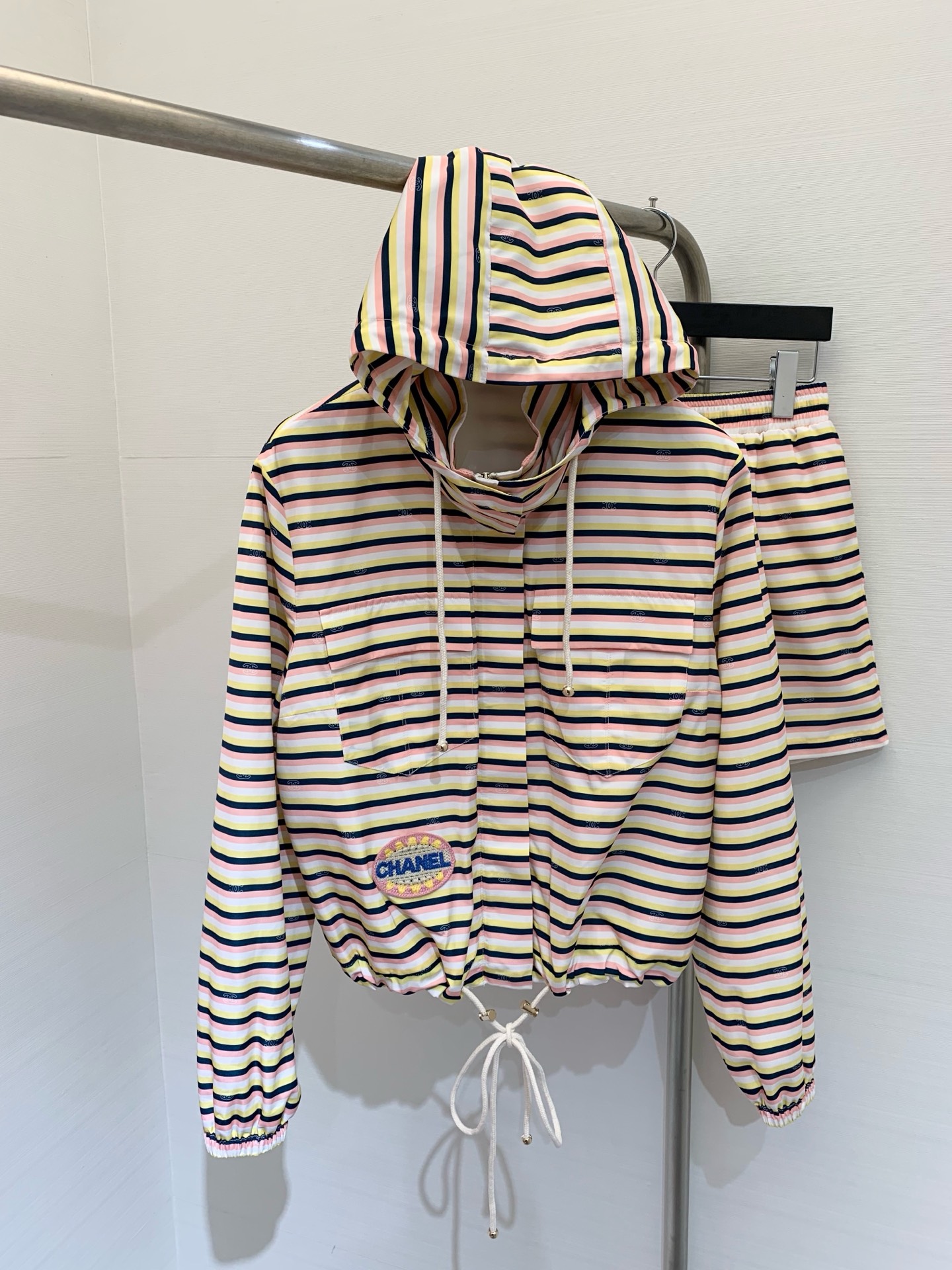 NO:318259,* New Spring and Summer Badge Striped Hooded Jacket   Shorts Set!  This design is really amazing!  The perfect combination of badge elements and striped elements, the hooded design is not only practical but also adds a sense of playfulness, which is simply beautiful. Paired with shorts from the same series, the whole set is flawless!  Whether you are shopping or attending a party, you can become the focus of the audience. Put on it and immediately feel that you are full of aura and full of confidence!  code count, shorts, jackets & coats, hats, alexander wang19860909*  春夏新款 徽章条纹连帽外套 短裤套装！这款设计真的是绝了！徽章元素与条纹元素的完美结合,连帽的设计不仅实用 还能增添一份俏皮感,简直美哭我了 搭配上同系列的短裤,整套简直完美无瑕！不管是逛街还是参加派对,都能让你成为全场的焦点 穿上它,立刻感觉自己气场全开,自信满满！ 码数,,shorts,jackets & coats,hats,alexander wang,Women's clothing