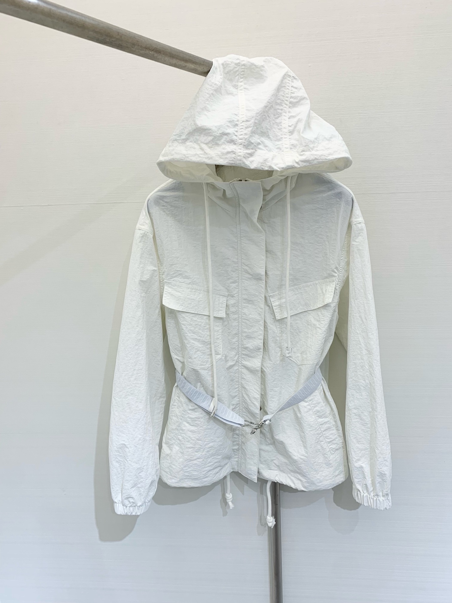 NO:318250,* New summer style white hooded sunscreen windbreaker jacket show style synchronization Customized pleated sunscreen fabric Comfortable and silky upper body Triangular logo design behind double pockets Classic elements minimalist style White better insulation heat It really feels like matching with the same series skirts Size number, skirts, jackets & coats, hats, alexander wang19860909*  夏季新款 白色连帽防晒风衣外套 秀款同步 定制的褶皱感防晒面料 上身舒适丝滑 双口袋背后三角标设计 经典元素极简风格 白色更好的隔绝热量 搭配同系列半裙真的很有感觉 码数,,skirts,jackets & coats,hats,alexander wang,Women's clothing