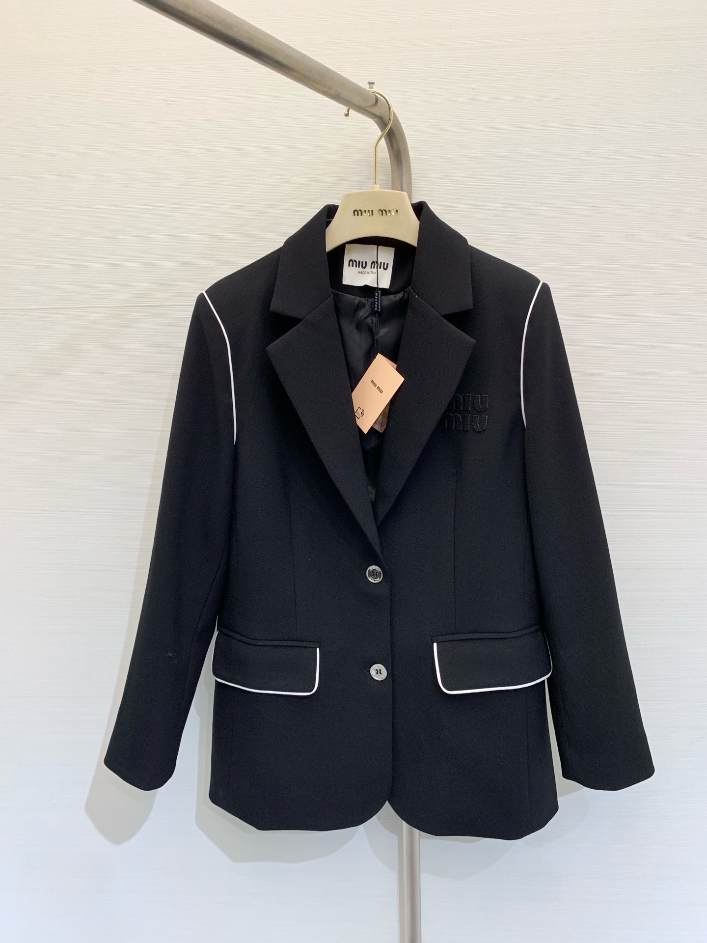 NO:318241,* New summer style contrasting silhouette suit jacket shoulder pocket base strip splicing design chest letter embroidery three-dimensional tailoring style super positive color black gray code number, jackets & coats,alexander wang19860909*  夏季新款 撞色廓形西服外套 肩膀口袋基边条拼接设计 胸前字母绣花 立体剪裁版型超正 颜色黑色 灰色 码数,,jackets & coats,alexander wang,Women's clothing