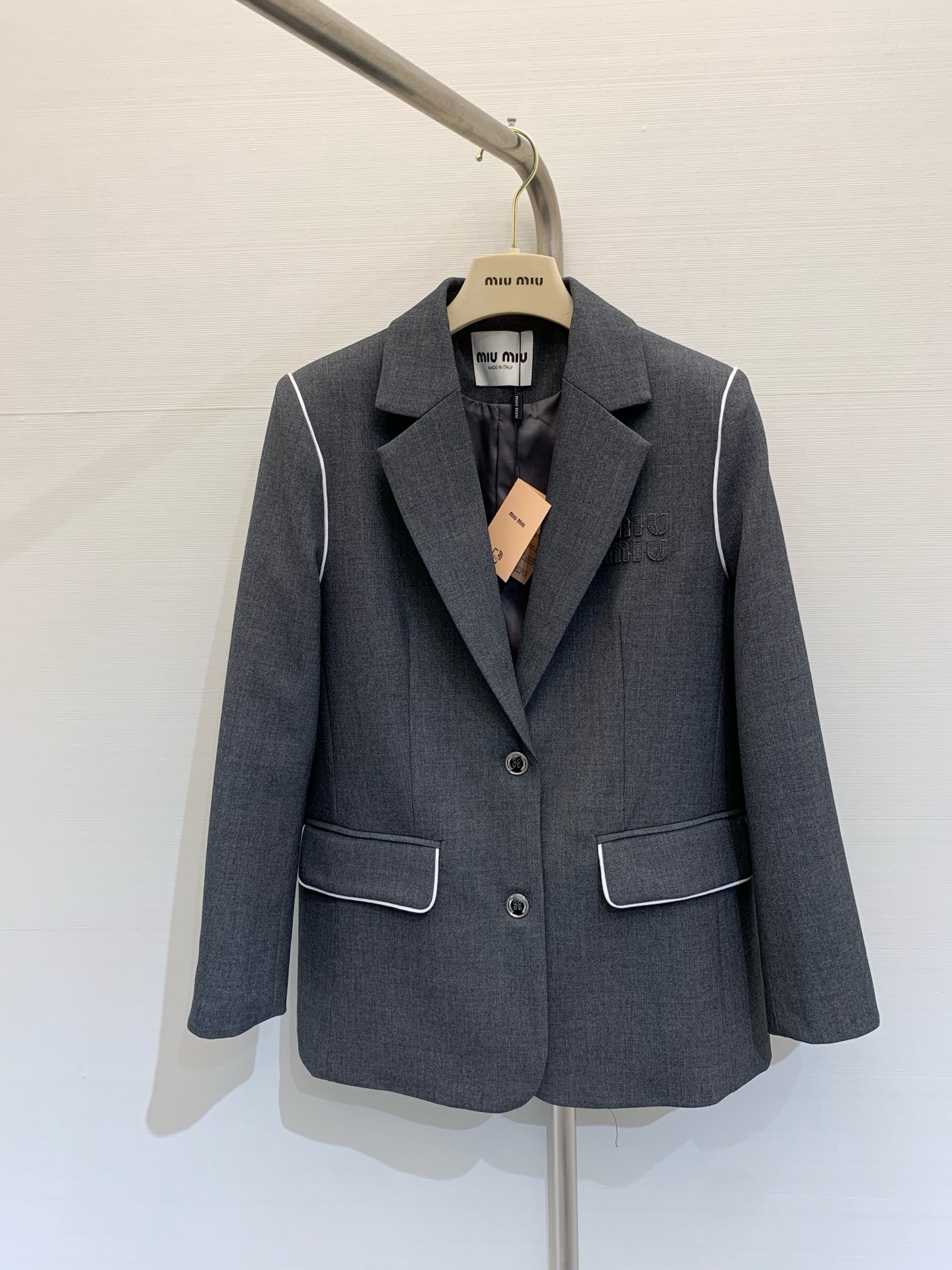 NO:318264,* New summer style contrasting silhouette suit jacket shoulder pocket base strip splicing design chest letter embroidery three-dimensional tailoring style super positive color black gray code number, jackets & coats,alexander wang19860909*  夏季新款 撞色廓形西服外套 肩膀口袋基边条拼接设计 胸前字母绣花 立体剪裁版型超正 颜色黑色 灰色 码数,,jackets & coats,alexander wang,Women's clothing