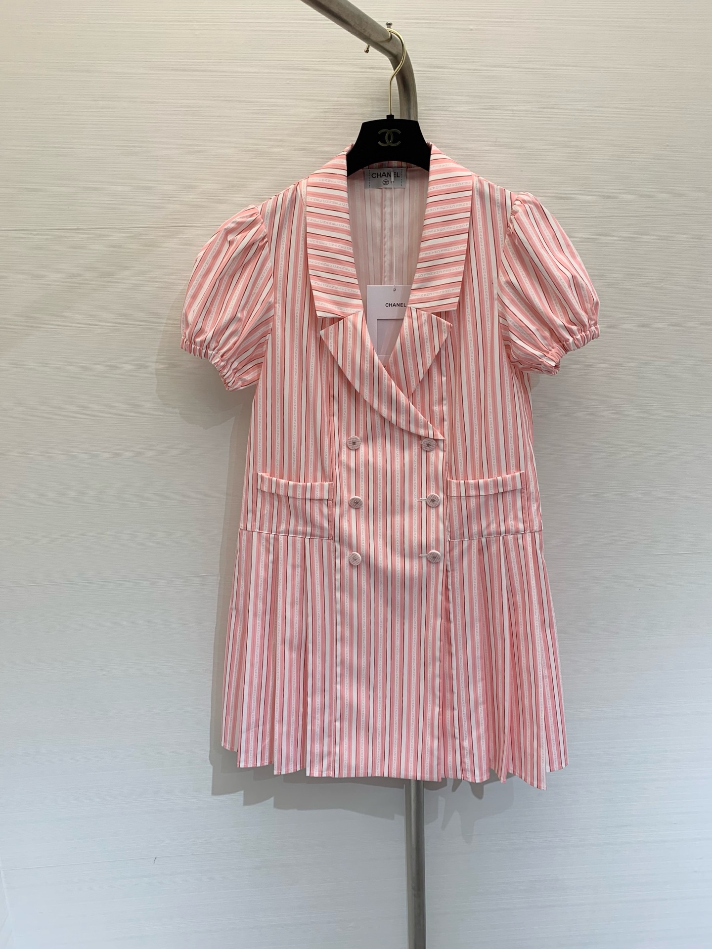 NO:318249,* New summer series, small fragrance short-sleeved shirt dress, high-end, native skin-friendly cotton-like material, smooth and comfortable texture, breathable and easy to wear, lapel shirt doll sleeve design, full of pink and white vertical stripes, covered with jacquard letters, full of clothes, perfect appearance, paired with double logo, pleated skirt, more gorgeous and sweet, more long legs, straight-tube style to modify the figure, daily casual commuting and dates, easy to create a little woman's temperament, Skirts, Shirts, T-shirts, alexander wang19860909*  夏季系列新款 小香风短袖衬衫连衣裙 高级定原生亲肤棉感材质 质感垂顺舒适 透气好穿 翻领衬衫娃娃袖设计 通体粉白竖条纹满铺叠加以提花字母 衣服品相十足 配合双徽标 百褶裙摆 更显华丽甜美 更显腿长 直筒版型修饰身材 日常休闲通勤约会穿着不出错 轻松营造小女人气质范 码数,,skirts,shirts,T-shirt,alexander wang,Women's clothing