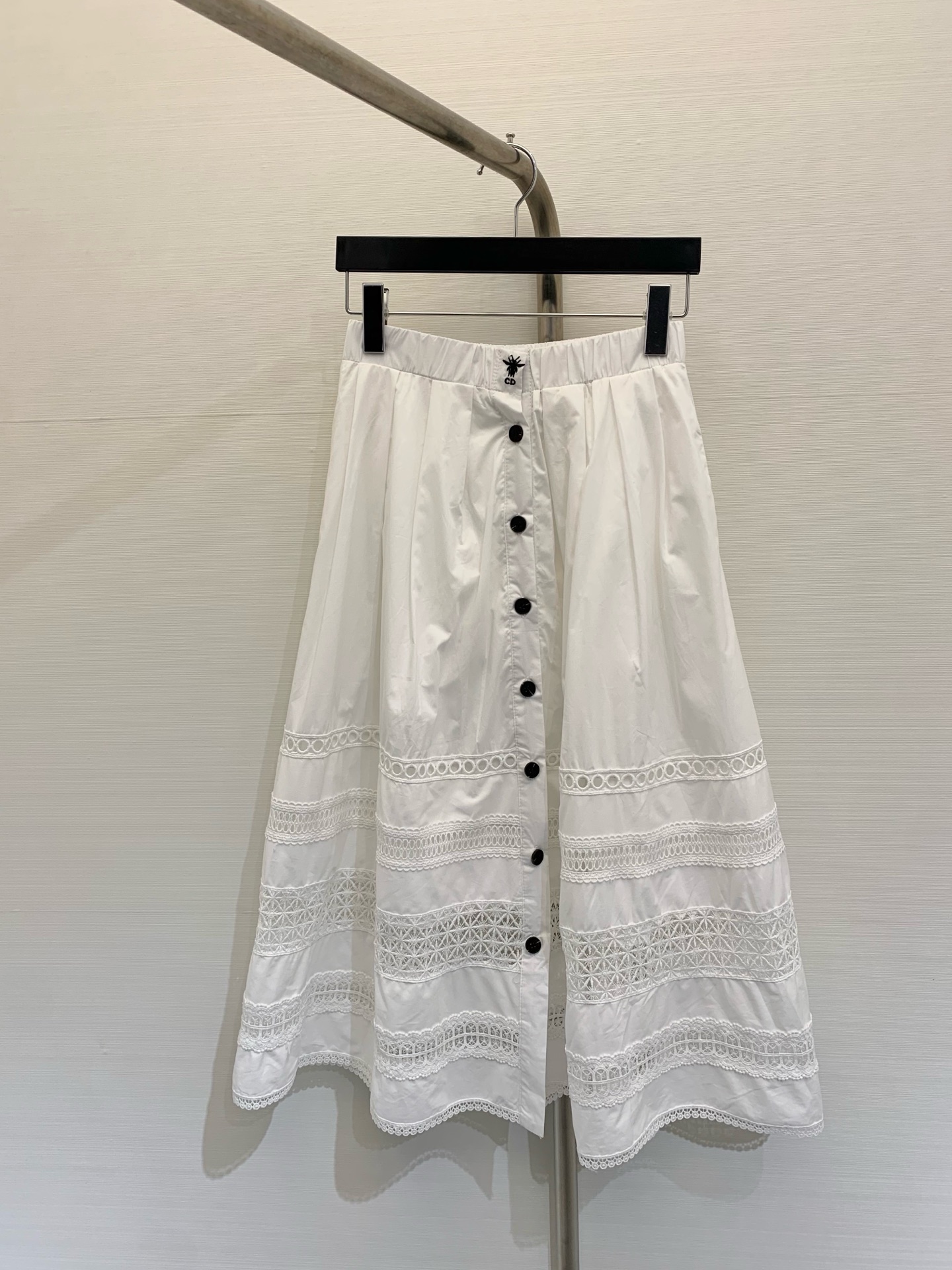 NO:318246,* New early spring vacation product, classic chain printed pleated long hollow skirt at waist, high-end fabric, a heavy industry model, this sweet and high-end solid-color pleated skirt is indispensable for such a fashionable and easy-to-wear skirt~ The imported fabric feels super comfortable!  The style of a celebrity girl is elegant and high-end!  !  Super stylish, everyone must buy!  Necessary styles for wardrobe that are not picky about people, color white, black, code, skirts, alexander wang19860909*  早春渡假新品 腰头经典链印花压褶长款镂空半裙,高级面料,重工的一款,这款气质甜美高级的纯色百褶半身裙,算是也少不了这样时髦好穿的半裙来凹造型鸭~进口面料质感超舒适！名媛少女风 优雅又高级！！超级有范儿 人手必入！不挑人的衣橱必备款 颜色白色 黑色 码数,,skirts,alexander wang,Women's clothing