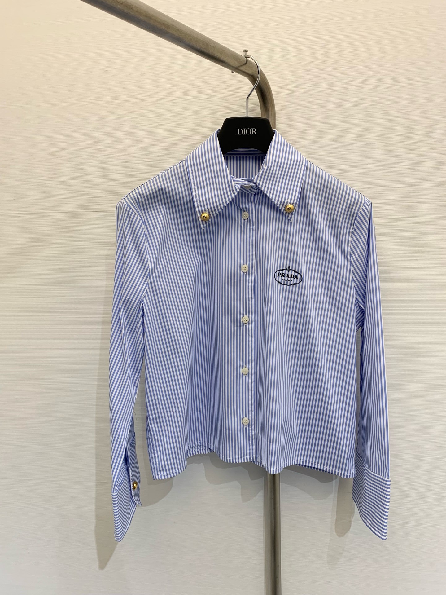 NO:318228,* Limited new products Tyrande College style striped white shirt!  The short design of the metal buckle decorative small lapel can be sweet and salty. Positioning embroidery, the essential items are fashionable and high-end!  The classic style is versatile and not picky. The imported pure cotton shirt has a great texture!  Highly recommend your own version!  Workmanship quality depends on details. Number of codes,shirts,alexander wang19860909* 限定新品 泰兰德学院风条纹白衬衫！金属扣装饰小翻领短款设计可甜可盐气质.定位刺绣,必备单品时髦又高级！经典版型百搭不挑人.进口纯棉衬衫布质感超赞！强烈推荐自留款！做工品质看细节 码数,,shirts,alexander wang,Women's clothing