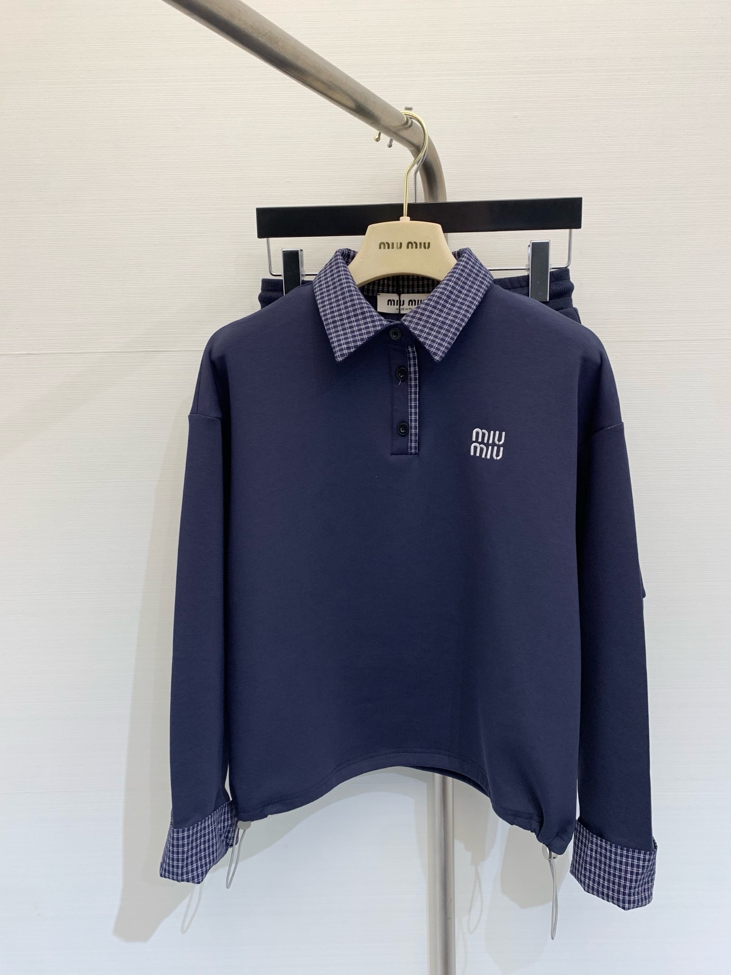 NO:318229,MIUMI* 2025 Summer new style, spliced ​​plaid suit, daily casual recommendation, essentials when going out, lapel contrasting design sweatshirt   plaid trousers and skirts, a set of top body is very stylish, full of eye-catching feeling, collar cuff skirts, plaid edges echo plaid hem drawstring design, easy to unlock the fashionable outfit of Miao, very like, full of details, color gray, blue, SML,,miumiu,hoodie,sweatshirts, skirts, alexander wang19860909MIUMI* 2025 夏季新款 拼接格纹套装 日常休闲推荐 出街必备 翻领撞色设计卫衣  格纹边裤裙 一套上身很有范 满满的吸睛感 领子袖口裙边相呼应格纹 下摆抽绳设计 轻松解锁缪系时髦穿搭 超喜欢 细节满满 颜色灰色 蓝色 码数SML,,miumiu,hoodie,sweatshirts,skirts,alexander wang,Women's clothing