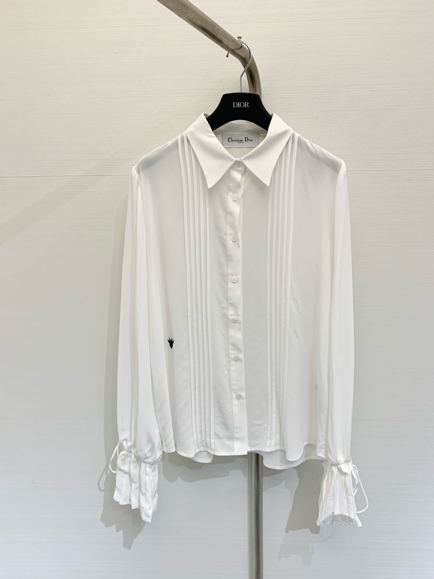 NO:318225,* New early spring style, small bee embroidered high-end silk shirt, a shirt with many details, double-sided organ pleated design, side embroidered little bee, two pleated trumpet cuffs are very beautiful, strap bow, elegant and generous Size, Shirts, alexander wang19860909*  早春新款 小蜜蜂刺绣高级人丝衬衫,超多细节的一件衬衫 双侧风琴百褶设计,侧边刺绣小蜜蜂 两个百褶喇叭袖口非常好看,绑带蝴蝶结,优雅大方 码数,,shirts,alexander wang,Women's clothing