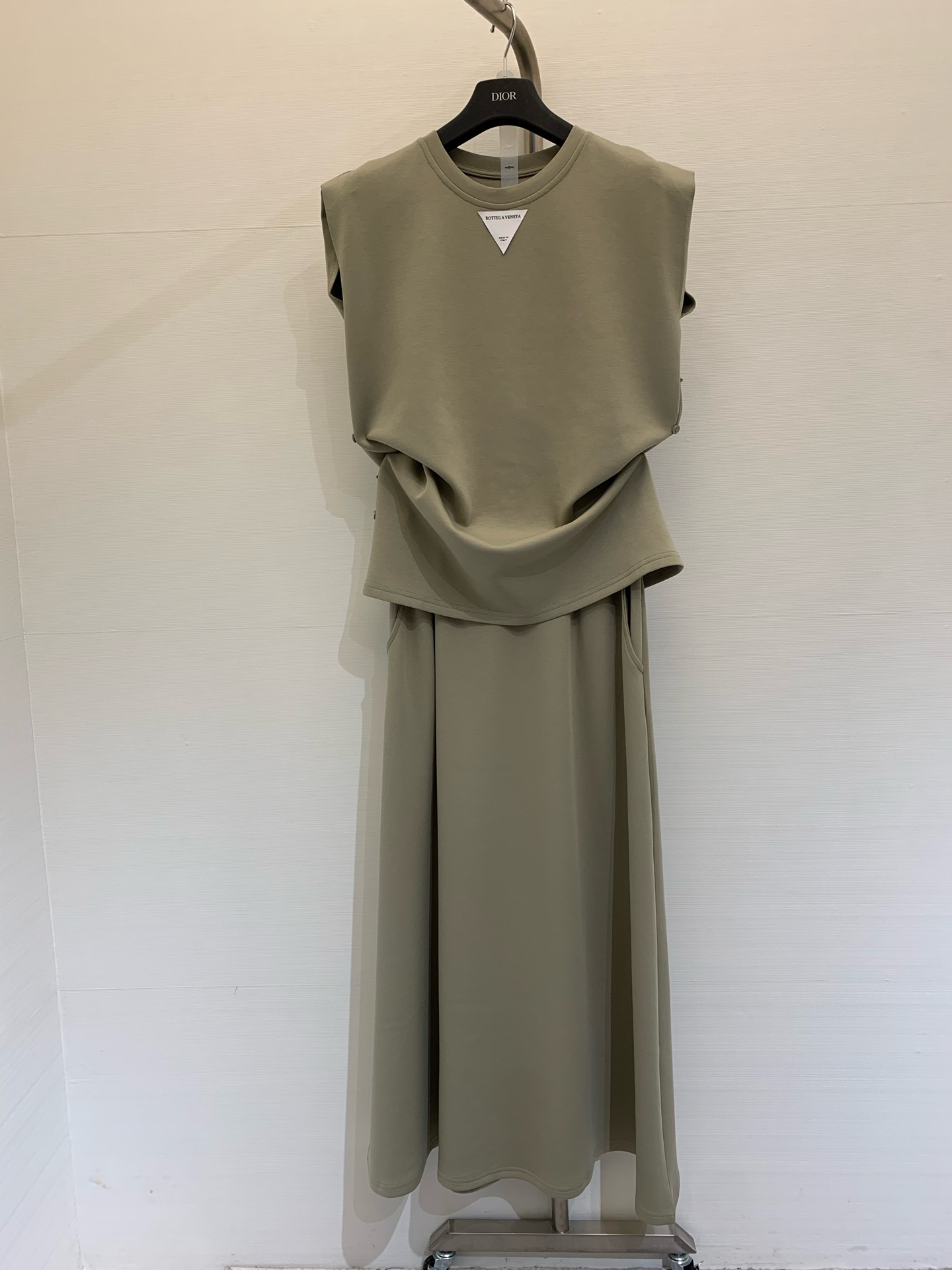 NO:318221,BV 2025 new summer style vest skirt casual suit sleeveless vest skirt summer upper body is super cool and comfortable, giving people a romantic and retro sweet atmosphere, three-dimensional tailoring, a set of matching shows the height proportions. SMLXL, bottega veneta, skirts, alexander wang19860909BV 2025 夏季新款 背心半裙休闲套装 无袖背心半裙 夏季上身超级凉爽舒适 给人一种浪漫复古的甜美气息,立体剪裁 一套搭配尽显身高比例 码数SMLXL,,bottega veneta,skirts,alexander wang,Women's clothing