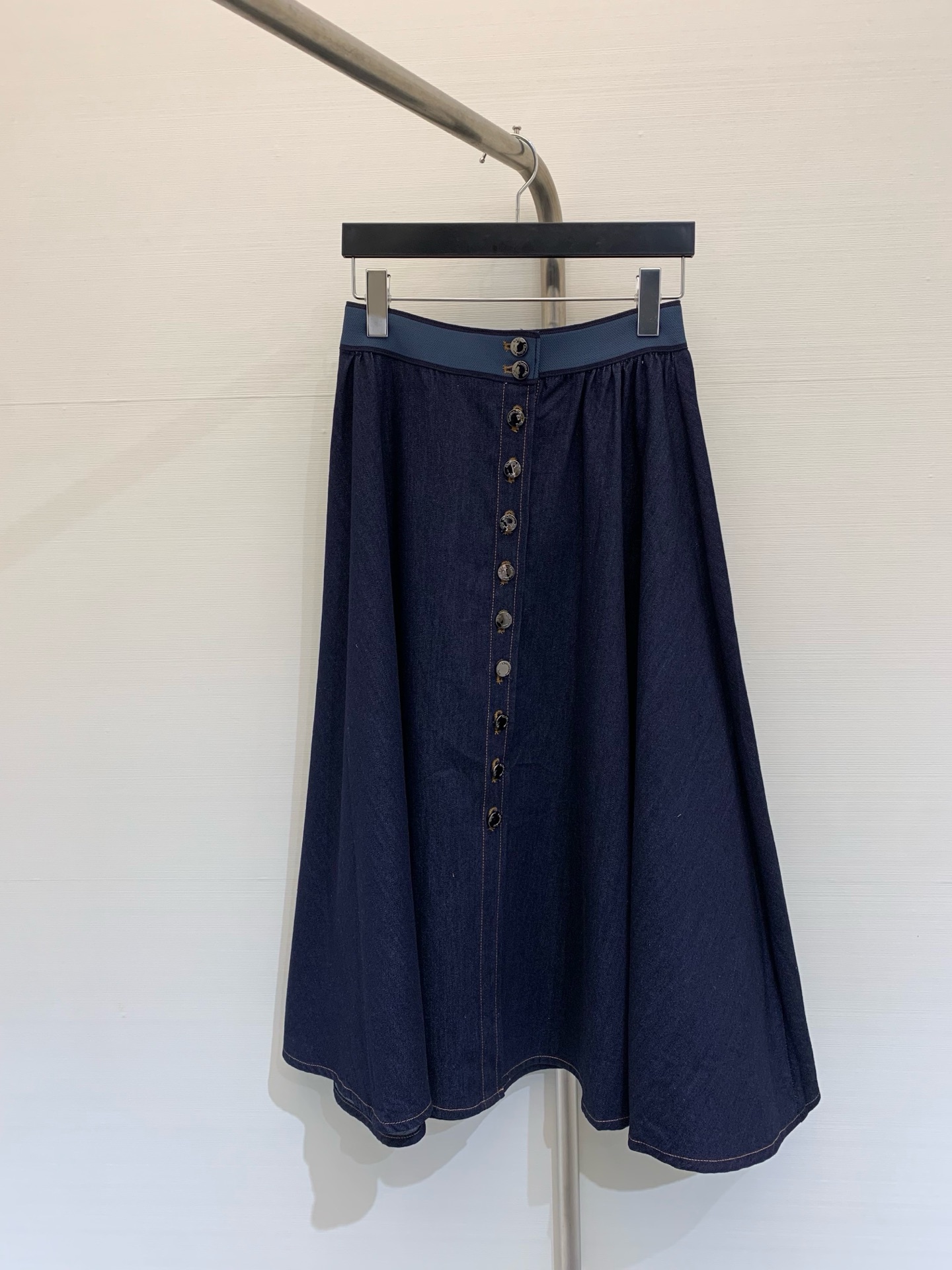 NO:318217,* New style spliced ​​waist denim skirt, dark blue button denim skirt, full of retro charm, Skirts, alexander wang19860909*  新款 拼接腰头牛仔半裙,深蓝色纽扣牛仔半裙,复古韵味十足 码数,,skirts,alexander wang,Women's clothing
