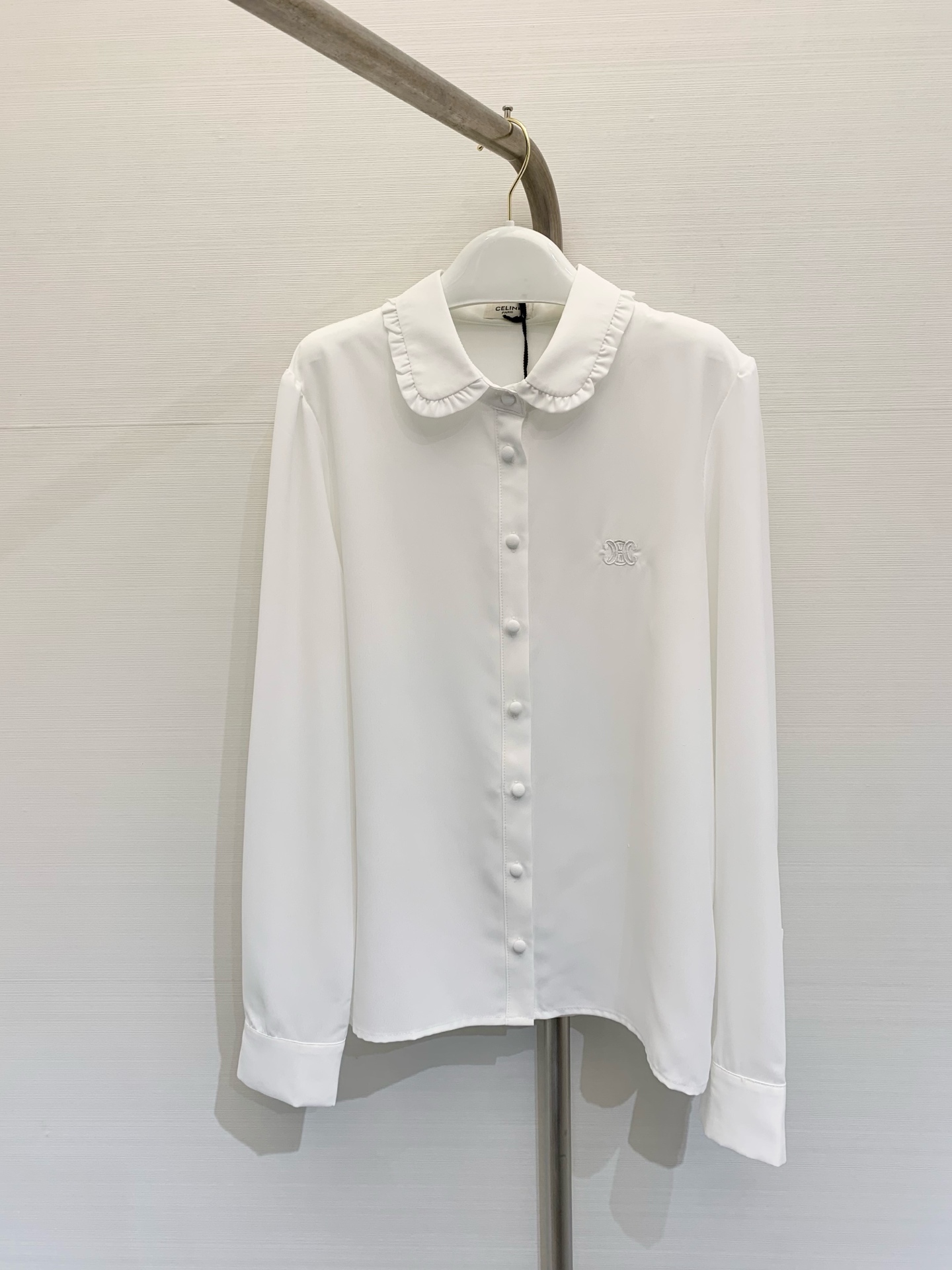 NO:318214,* New summer style white super fairy shirt, simple and high-end style, neat and smooth lines, tailored to fit the body without losing the feeling of laziness, the fabric is selected for imported cotton blend, soft and skin-friendly, breathable and wrinkle-resistant, and full of texture. Daily commuting, paired with straight trousers, capable and professional; weekend trips, paired with jeans, casual and comfortable. It is also very outstanding in dressing, with gentle temperament, Skirts, jeans, alexander wang19860909*  夏季新款 白色超仙衬衣,简约高级风,线条利落流畅,剪裁贴合身形又不失慵懒感,面料是精选进口棉混纺,柔软亲肤,透气又抗皱,质感满满 日常通勤,搭配直筒西裤,干练又专业；周末出游,配条牛仔裤,随性又自在.搭裙子也很出彩,温柔气质拉满 码数,,skirts,jeans,alexander wang,Women's clothing