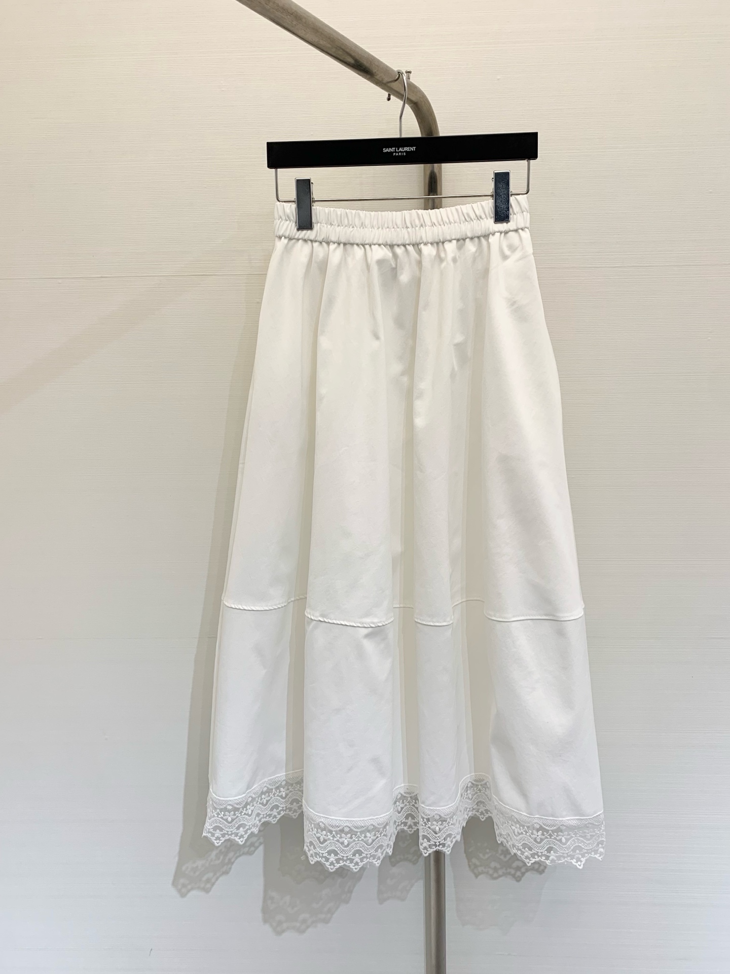 NO:318207,New summer style lace water-soluble flower hem skirt, hollowed-edge splicing decoration, the overall design concept gives people a romantic and retro sweet atmosphere, the upper body is beautiful, the three-dimensional tailoring splicing romantic and retro sweet atmosphere, showing the height proportion, color white, hidden blue, code number, skirts, alexander wang19860909夏季新款 蕾丝水溶花下摆半裙 镂空边拼接装饰 整体设计理念给人一种浪漫复古的甜美气息,上身美不要不要的 立体剪裁拼接浪漫复古的甜美气息,尽显身高比例 颜色白色 藏蓝 码数,,skirts,alexander wang,Women's clothing