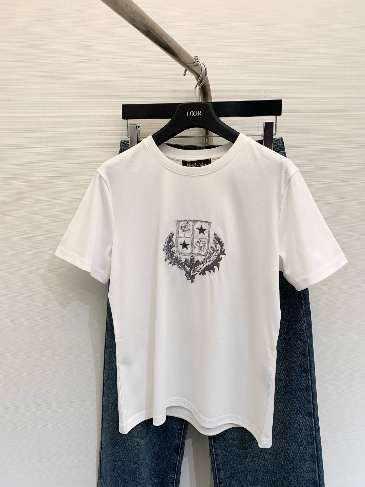 NO:318195,New spring and summer embroidered short-sleeved shirt adopts genuine leather laser embroidery process. Classic brand pattern is elegant and exquisite, and has a full sense of design!  The fabric is made of imported mercerized cotton, with a high-end gloss color black white Size number, T-shirt, alexander wang19860909春夏新款 绣花短袖恤 采用真皮激光贴皮绣花工艺 经典品牌图案 大气而精致 设计感十足！面料采用进口丝光棉 具有高级光泽感 颜色黑色 白色 码数,,T-shirt,alexander wang,Women's clothing