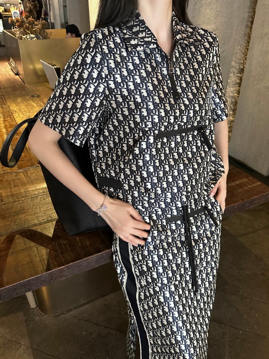 NO:318212,Top skirt, new spring and summer style, presbyterian webbing top   skirt, separate, simple and high-end, classic jacquard highlights the brand's charm, high-waist drawstring waist design, slit straight skirt on both sides, upper body looks slim and fashionable, a very practical style for daily wear, one set is separated, size, skirts, alexander wang19860909上衣半裙  春夏新款 老花织带上衣 半身裙 分开 简约又有高级感 经典的字提花彰显品牌魅力 高腰抽绳收腰设计 两侧开叉直筒裙摆 上身显瘦又时髦 日常很实穿的一款 一套分开都 码数,,skirts,alexander wang,Women's clothing