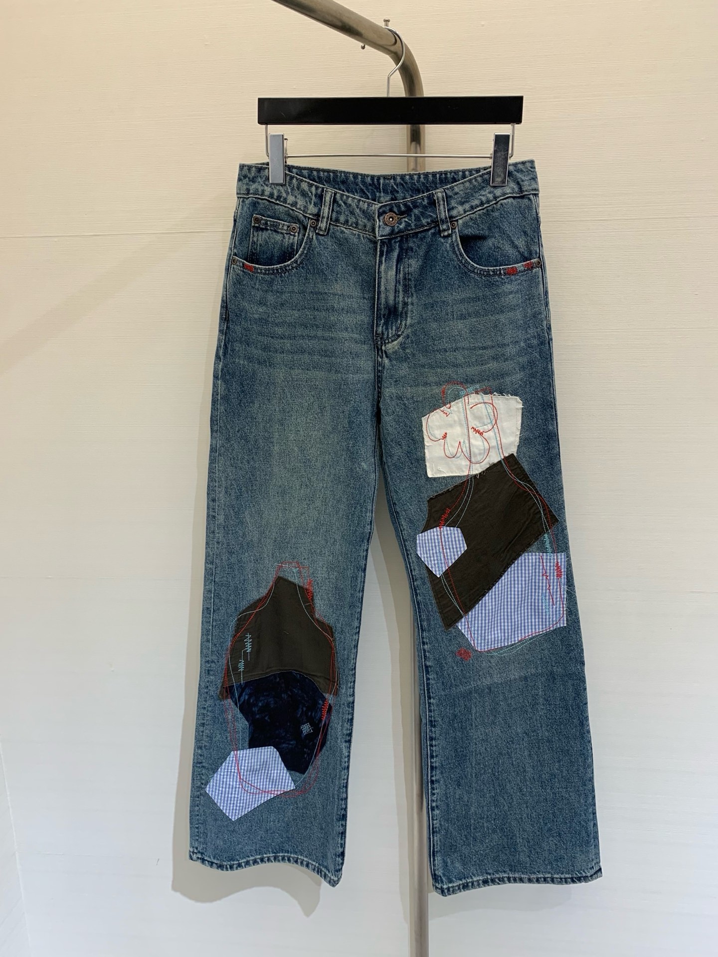 NO:318215,Short sentences New summer style patch patch embroidered jeans, effortless versatile items, collision of patch elements, full design sense Number of codes, jeans, alexander wang19860909短句  夏季新款 补丁拼接刺绣牛仔裤,毫不费力的百搭单品,贴布元素的碰撞,设计感满分 码数,,jeans,alexander wang,Women's clothing