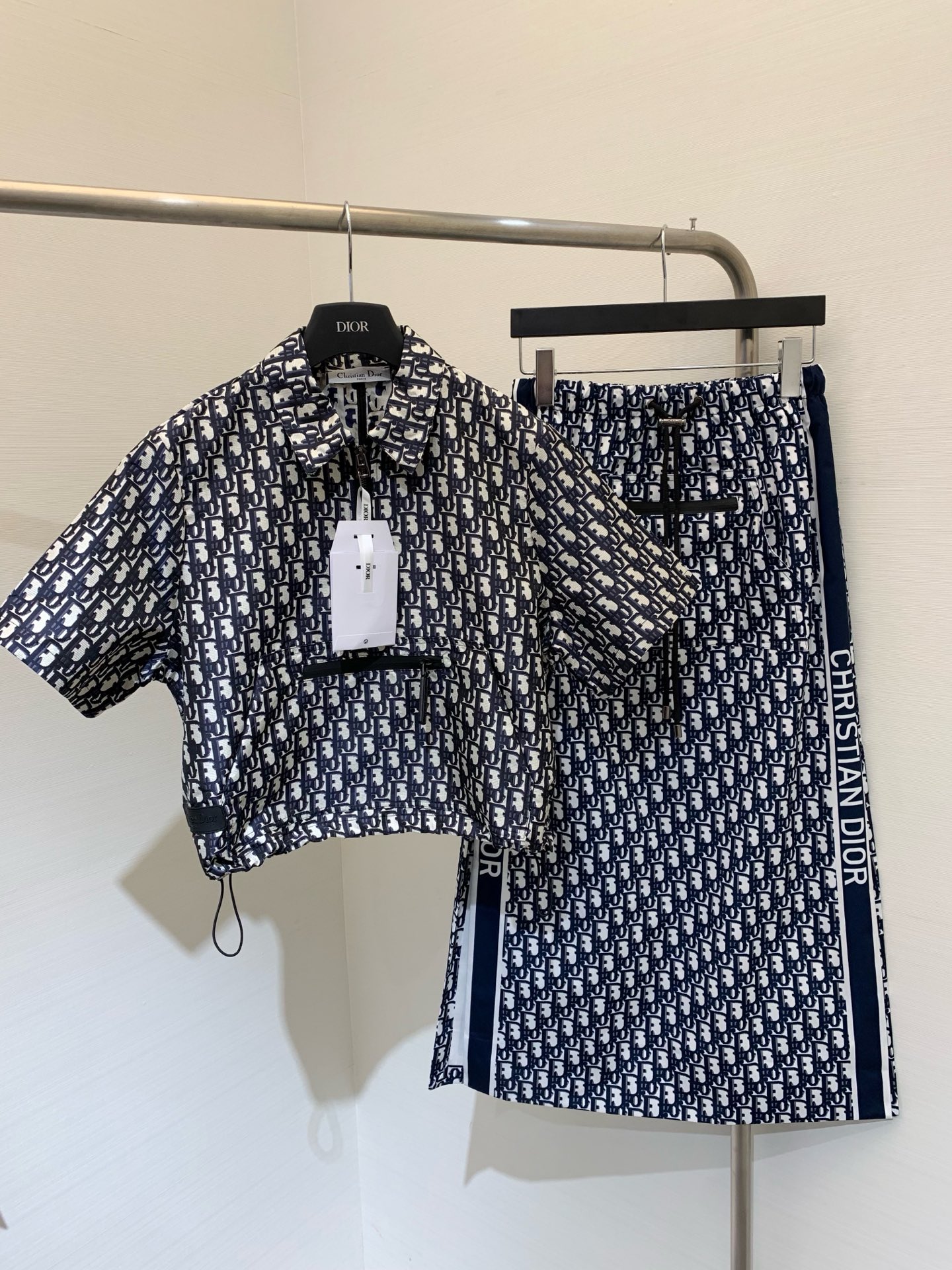 NO:318209,Top skirt, new spring and summer style, presbyterian webbing top   skirt, separate, simple and high-end, classic jacquard highlights the brand's charm, high-waist drawstring waist design, slit straight skirt on both sides, upper body looks slim and fashionable, a very practical style for daily wear, one set is separated, size, skirts, alexander wang19860909上衣半裙  春夏新款 老花织带上衣 半身裙 分开 简约又有高级感 经典的字提花彰显品牌魅力 高腰抽绳收腰设计 两侧开叉直筒裙摆 上身显瘦又时髦 日常很实穿的一款 一套分开都 码数,,skirts,alexander wang,Women's clothing