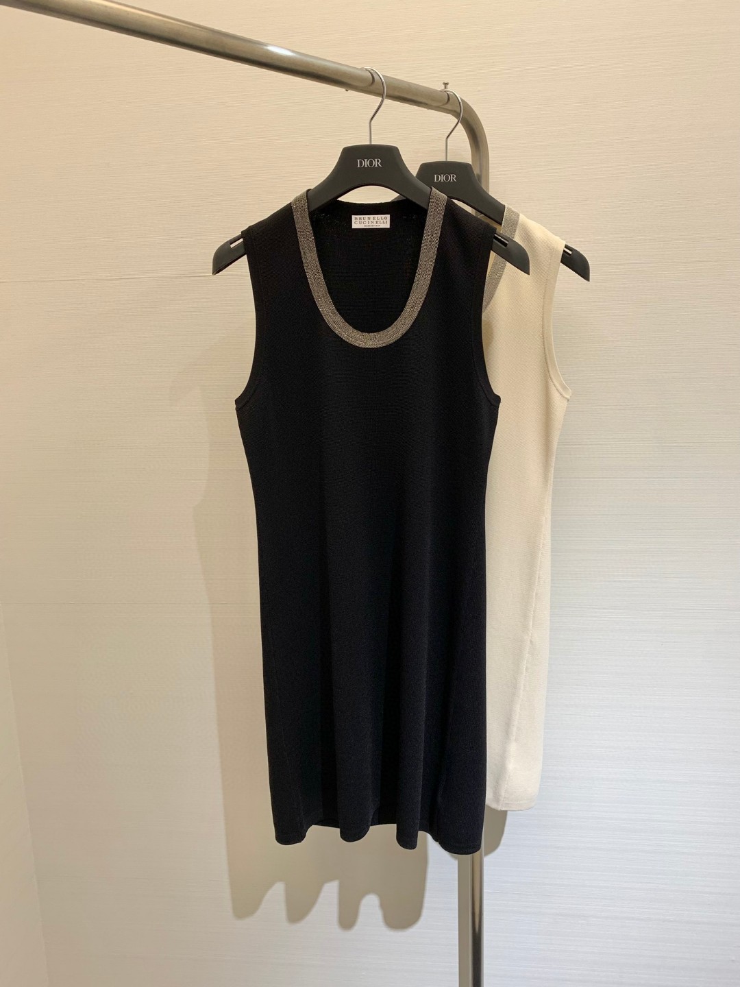 NO:319763,New summer style chain collar vest dress, ultra-fine ice silk wool, refreshing and skin-friendly and breathable, not stuffy in summer, vest design is simple and fashionable, waist is inclusive, classic heavy industry chains are more noble, a must-have skirt for women's wardrobe in summer, color apricot color, black, size, skirts, alexander wang19860909夏季新款 链条领背心连衣裙,超细冰丝毛料,冰爽亲肤透气,夏天穿着不闷热,背心款设计简约时尚,腰身包容性好,经典重工链条更显贵气,夏天女性衣橱必备的一条裙子 颜色杏色 黑色 码数,,skirts,alexander wang,Women's clothing