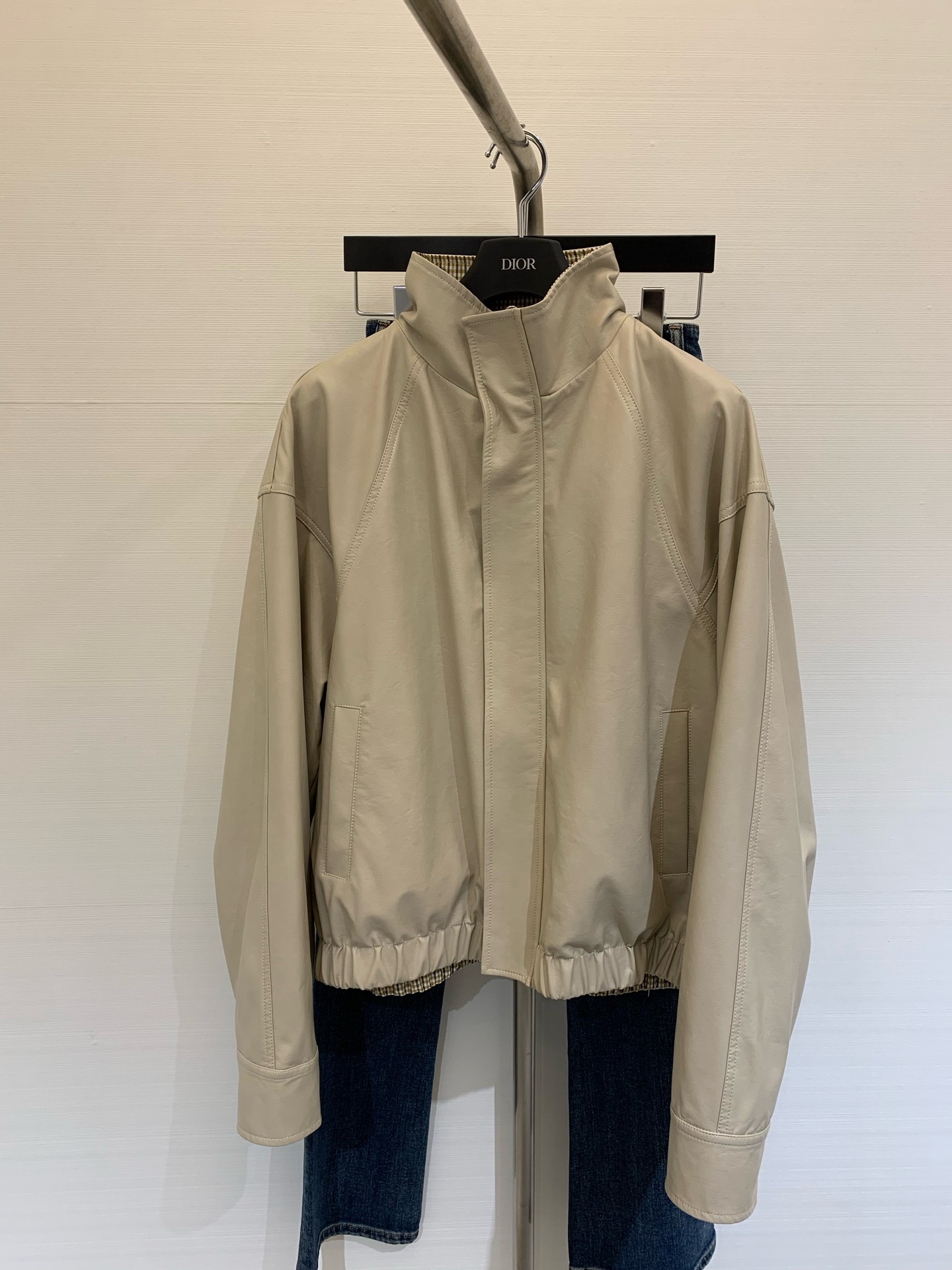 NO:319757,Early spring new style old money style. Wearing a retro leather jacket on both sides, a trench coat style leather jacket. The outer layer is very soft and high-end, and the inner layer is in a retro plaid color. One dress and two wears, full of high-end feel, a must-have style, high-end version, jackets & coats, alexander wang19860909早春新款 老钱风 两面穿复古皮外套,风衣款式的皮质外套,外层皮非常柔软高级,内里采用复古格纹配色,一衣两穿,满满的高级感,必入款,高版本,,jackets & coats,alexander wang,Women's clothing