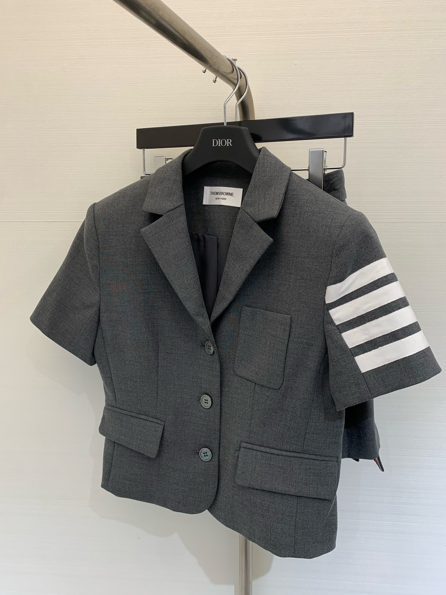 NO:329003,New spring and summer style college style suit pleated skirt suit Customized natural shell buttons High-end and elegant upper body The jacket slightly waist-hugging design is not picky for people The custom webbing texture is super good The skirt is a high-waisted heavy-industrial pleated skirt design, full of high-end yards, skirts, jackets & coats, alexander wang19860909春夏新款 学院风西服百褶裙套装 定制天然贝壳扣子 上身高级又气质 外套微收腰设计版型不挑人 定制织带拼接质感超好 半裙是高腰重工百褶裙的设计 高级感十足 码数,,skirts,jackets & coats,alexander wang,Women's clothing