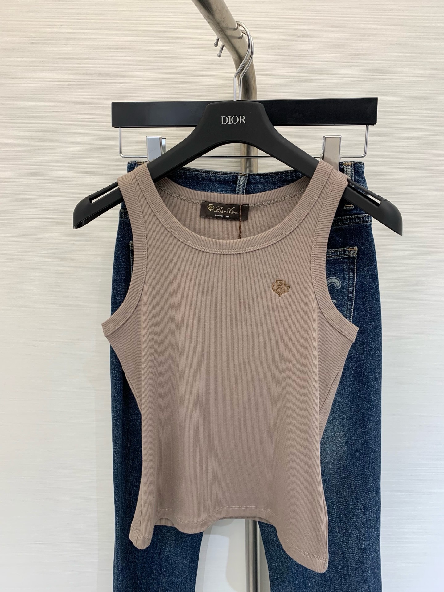 NO:329010,Embroidered round neck slim vest, basic style is not picky, two colors are matched at will, must-have commuting tools for human hands, code count, alexander wang19860909刺绣圆领修身小背心 基础版型不挑人 两个色任意搭配 人手必备的通勤利器 码数,,alexander wang,Women's clothing
