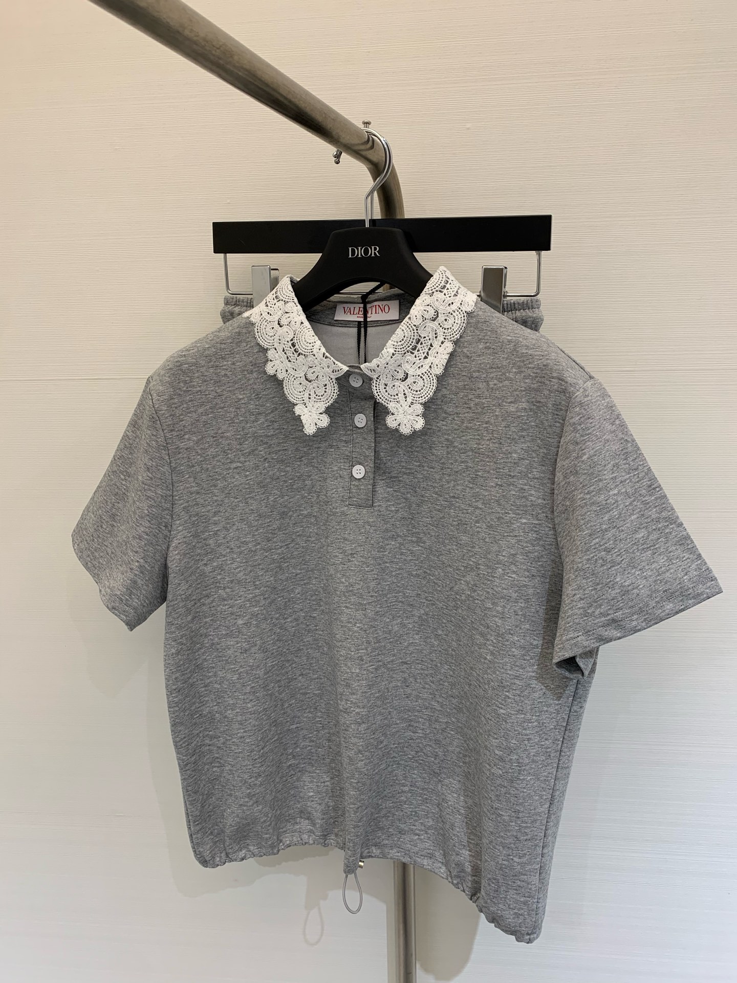 NO:329016,New summer style, lace lapel short-sleeved skirt suit, lace collar top cut, neckline decorated with lace details, making the overall style look more well-behaved and sweet. Skirt lace design, brand tone suddenly appears, adaptable to age-reducing fashionable retro style, color hidden blue, gray, size, skirts, T-shirt, alexander wang19860909夏季新款 花边翻领短袖半裙套装 花边领上衣裁剪 领口饰以蕾丝花边细节 让整体格调更显乖巧甜美 半裙蕾丝花边设计 品牌调性骤显 适配减龄时髦复古风格均可驾驭 颜色藏蓝 灰色 码数,,skirts,T-shirt,alexander wang,Women's clothing