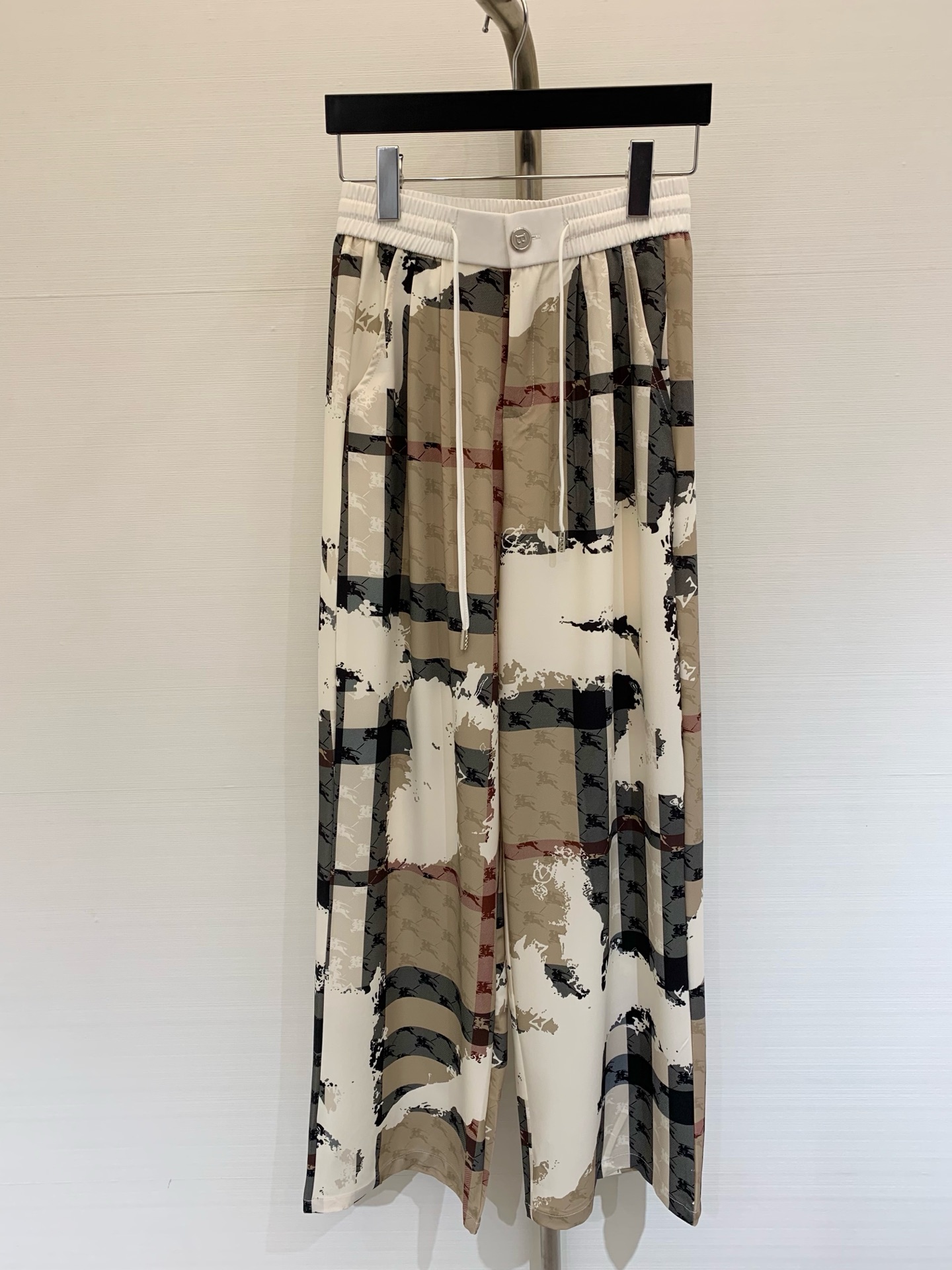 NO:329008,Burber*y 2025 new summer style printed ice silk casual pants Customized B letter buttons Elastic waist design The upper body is very refreshing in hot summer SML, burberry, alexander wang19860909Burber*y 2025 夏季新款 印花冰丝休闲裤 定制B字母纽扣 松紧腰设计 炎热的夏天上身非常清爽 码数SML,,burberry,alexander wang,Women's clothing