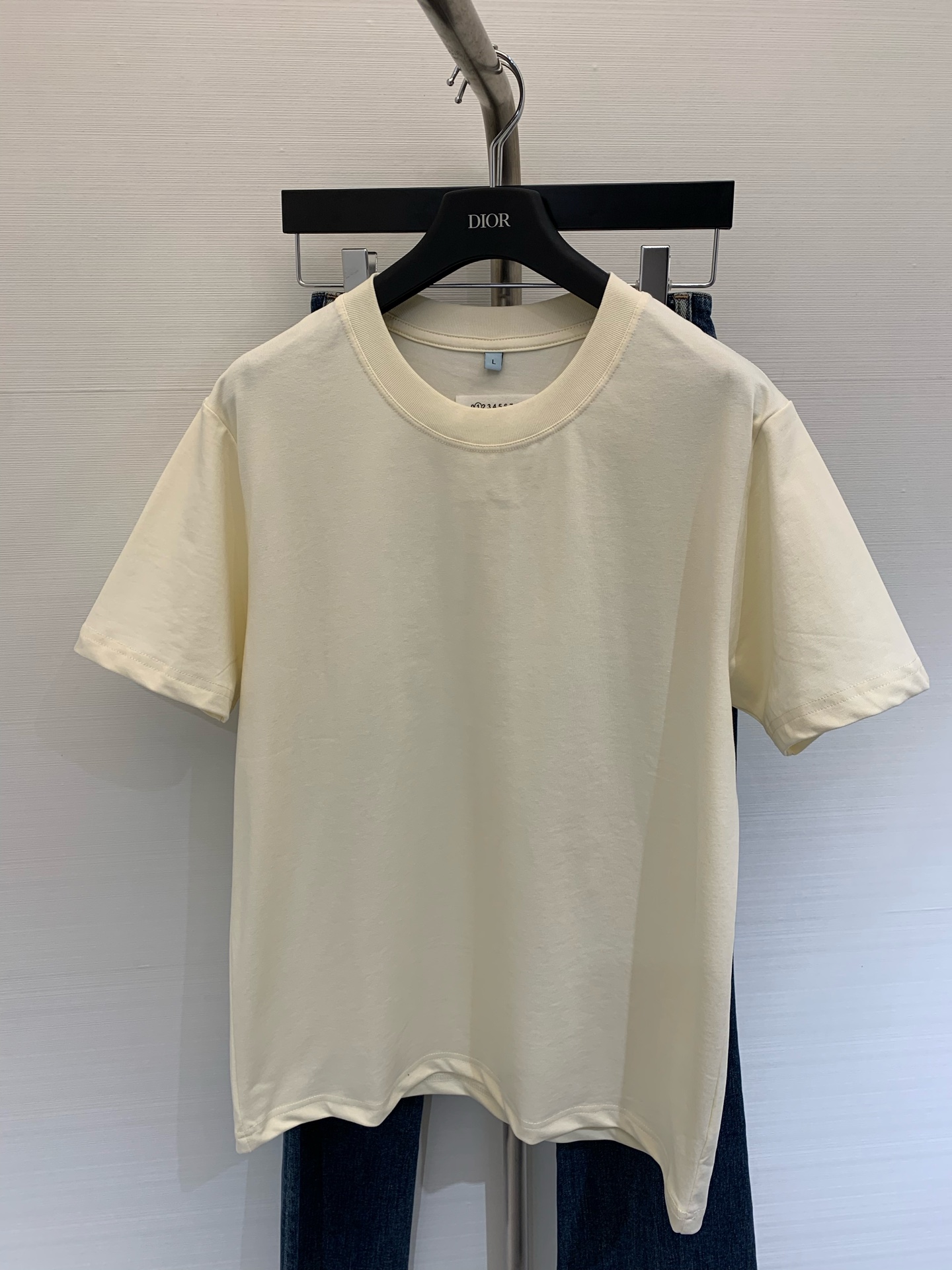 NO:329011,MM6 2025 new summer style, net round neck T-shirt, high-weight pure cotton fabric, crisp and stylish, simple items, code SML, masion margiela,tees, t-shirt, alexander wang19860909MM6 2025 夏季新款 净版圆领T恤 高克重纯棉面料 挺括有型 人手必备简约单品 码数SML,,masion margiela,tees，t-shirt,alexander wang,Women's clothing
