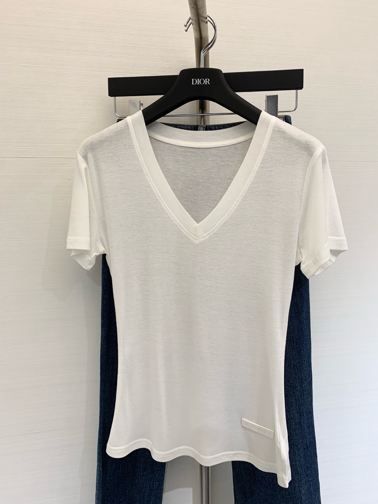 NO:332512,New summer style, thin slim-fitting shirt, hem leather card sewing, simple and high-end ultra-thin silk cotton fabric, completely unafraid of hot summer, color white, black, size, alexander wang19860909夏季新款 领透薄修身恤 下摆皮牌缝制 简约又高级 超薄丝绵面料 完全不惧炎热夏天 颜色白色 黑色 码数,,alexander wang,Women's clothing