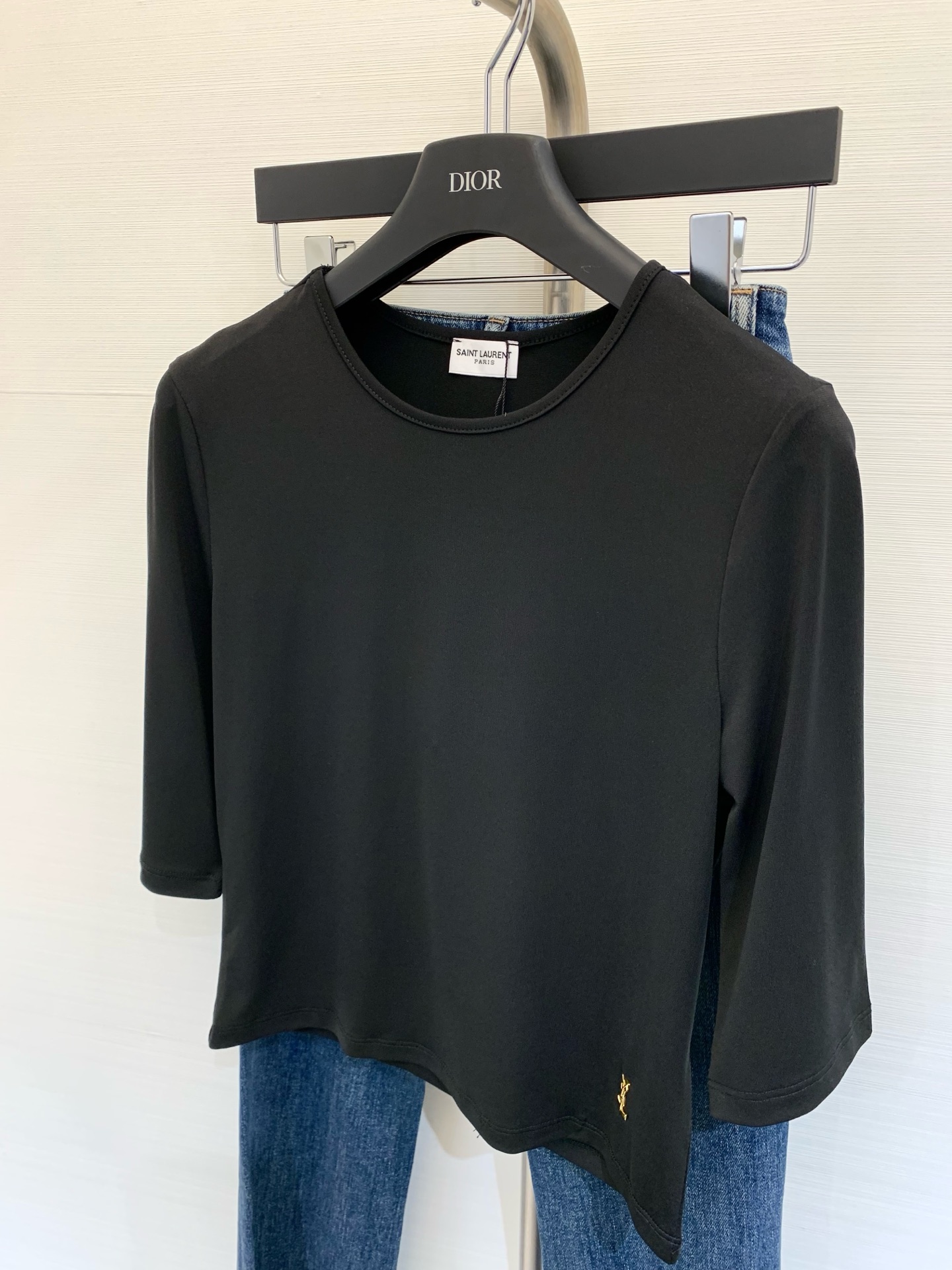 NO:332524,New summer style silk cotton round neck five-point sleeve top with classic embellishment on the hem High-waisted short slightly flare-shaped five-point sleeve design easily show off your charming figure. The lower body looks good at any combination. Color green, black, size, alexander wang19860909夏季新款 丝绵圆领五分袖上衣 下摆经典点缀 高腰短款微喇版型五分袖设计 轻松秀出迷人身材 下半身随意搭配都好看 颜色绿色 黑色 码数,,alexander wang,Women's clothing