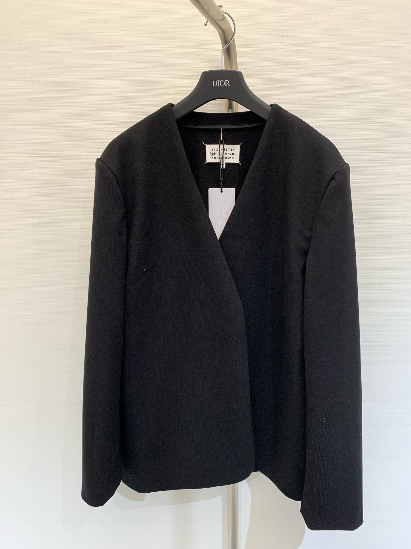 NO:332520,Spring and summer new style minimalist collarless suit, more silhouette, everyday versatile must-have items, back stitching, low-key and high-end color, black size, alexander wang19860909春夏 新款 极简无领西服 廓形更显大牌 日常百搭必备单品 后背缝线 低调又高级 颜色黑色 码数,,alexander wang,Women's clothing