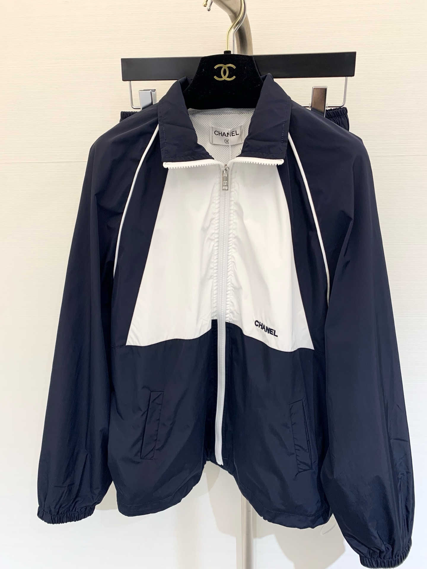 NO:330789,Spring and summer haute couture series Twill tweed sun protection set, bright colors seem to dispel all haze, wear it in seconds to become the focus of spring, hand-painted prints and embroidered black and white tweed tweed set, which is an eternal and classic sublimation. Number of numbers, alexander wang19860909春夏高定系列 斜纹软呢防晒套装,明媚的色彩似能驱散一切阴霾,穿上秒变春日焦点,手绘印花与刺绣的黑白色调斜纹软呢套装,更是永恒经典的升华 码数,,alexander wang,Women's clothing