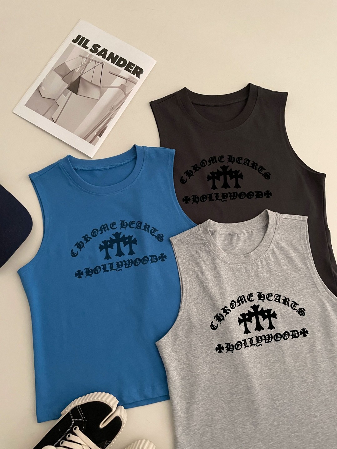 NO:330774,CH Croxin 2025 Summer new Sanskrit printed sleeveless vest, short tailored and relaxed Tiancai! Emphasizing a relaxed and comfortable atmosphere, a little lazy, the loose and comfortable outline can take care of the figure of most sisters without body anxiety at all. It is very suitable for wearing alone or under the base, covering the secondary breasts and not easy to expose. SML, chrome hearts, alexander wang19860909CH克罗心 2025 夏季新款 梵文印花无袖坎肩背心,短款剪裁松弛感的天菜!强调出轻松舒适的氛围感,又略带几分慵懒,宽松舒适的轮廓能够照顾到大部分姐妹的身材完全没有身材焦虑,无论是单穿还是打底都很适合,遮副乳,不易走光 码数SML,,chrome hearts,alexander wang,Women's clothing