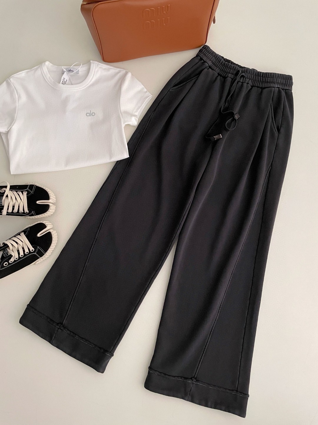 NO:330777,Acnestudios 2025 Summer new style Heavy Industry Enzyme Washed Elastic Black Casual Pants, HOLD is fashionable, and you can't bear to take off your trousers when you wear them. They are beautiful when you go out. They can control the wide-leg pants that can hide their flesh, no matter what your leg shape you have. Modify the leg shape, make your legs look taller, slimmer and longer. The fabric is chao and has a touch, and it feels full of touch. The key point is that it doesn't show wide hips, and the drooping index is ~ skin-friendly and comfortable, making you unexpectedly soft and glutinous SML, acne studios, dior, alexander wang19860909Acnestudios 2025 夏季新款 重工酵素水洗松紧腰黑色休闲裤,HOLD住时髦,穿上就舍不得脱下来的长裤,出街靓丽不撞衫.一条可藏肉的阔腿裤,不管你什么腿型都能驾驭.修饰腿型,显高显瘦显腿长.面料 chao 有触感,摸上去触感满满.重点他还不显胯宽,垂感指数杠杠哒~亲肤舒适,让你意想不到的软糯 码数SML,,acne studios,dior,alexander wang,Women's clothing