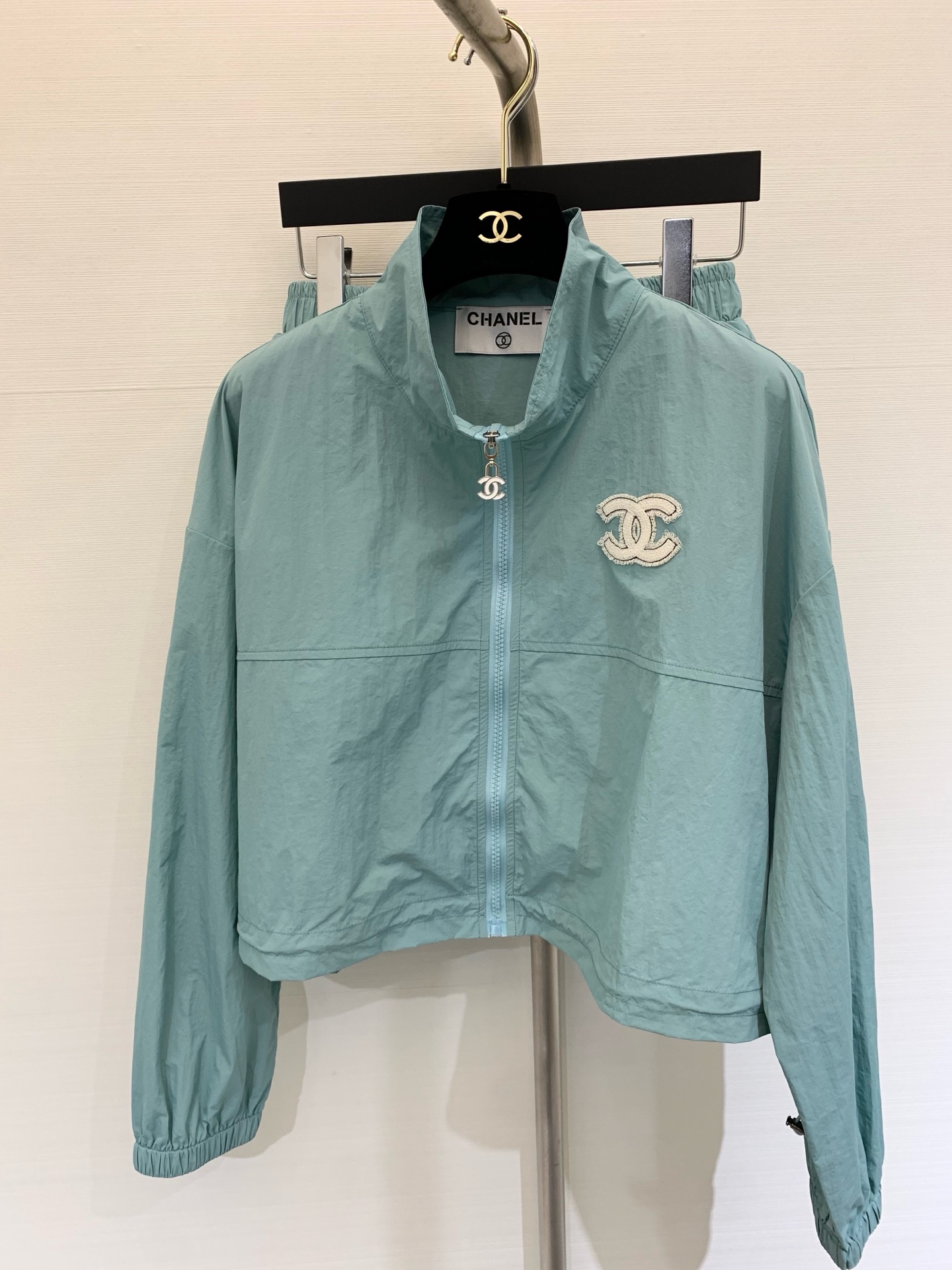 NO:330766,Summer mid-range sun protection suit long sleeves   shorts, customized sun protection fabric, light and breathable, not stuffy, pocket design takes into account practicality and aesthetics, loose style hiking and cycling and other essential items for outdoor occasions. Color white sky blue. Number of sizes, shorts, alexander wang19860909夏季中古款 防晒套装长袖 短裤,定制防晒面料,轻薄透气不闷热,口袋设计兼顾实用性与美观度,宽松版型徒步骑行等户外场合必备单品 颜色白色 天蓝色 码数,,shorts,alexander wang,Women's clothing