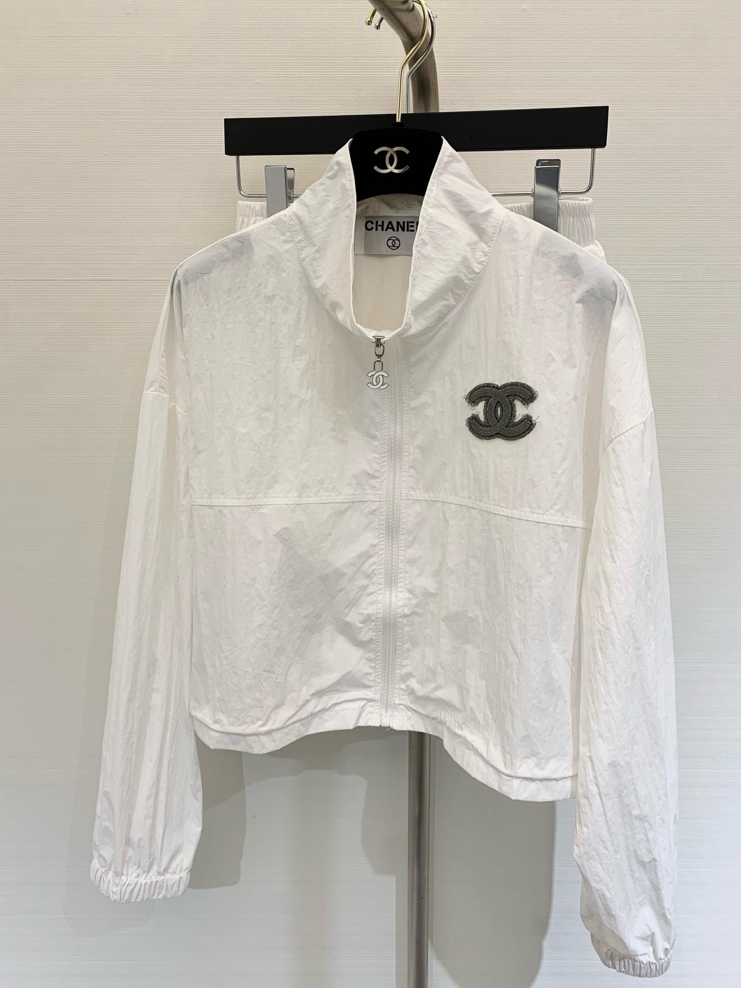 NO:330772,Summer mid-range sun protection suit long sleeves   shorts, customized sun protection fabric, light and breathable, not stuffy, pocket design takes into account practicality and aesthetics, loose style hiking and cycling and other essential items for outdoor occasions. Color white sky blue. Number of sizes, shorts, alexander wang19860909夏季中古款 防晒套装长袖 短裤,定制防晒面料,轻薄透气不闷热,口袋设计兼顾实用性与美观度,宽松版型徒步骑行等户外场合必备单品 颜色白色 天蓝色 码数,,shorts,alexander wang,Women's clothing