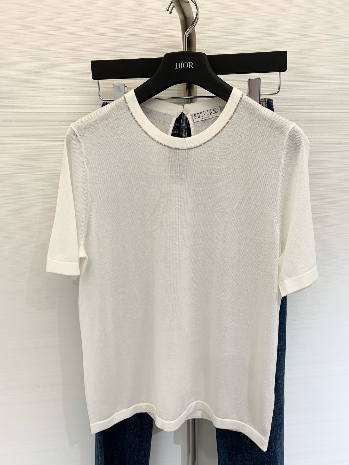 NO:331289,BC 2025 new summer style high-density beaded short-sleeved sweater with hollow back collar design very unique color apricot color white black SML, T-shirt,alexander wang19860909BC 2025 夏季新款 高密度钉珠短袖针织衫 后领镂空小设计 非常独特 颜色杏色 白色 黑色 码数SML,,T-shirt,alexander wang,Women's clothing