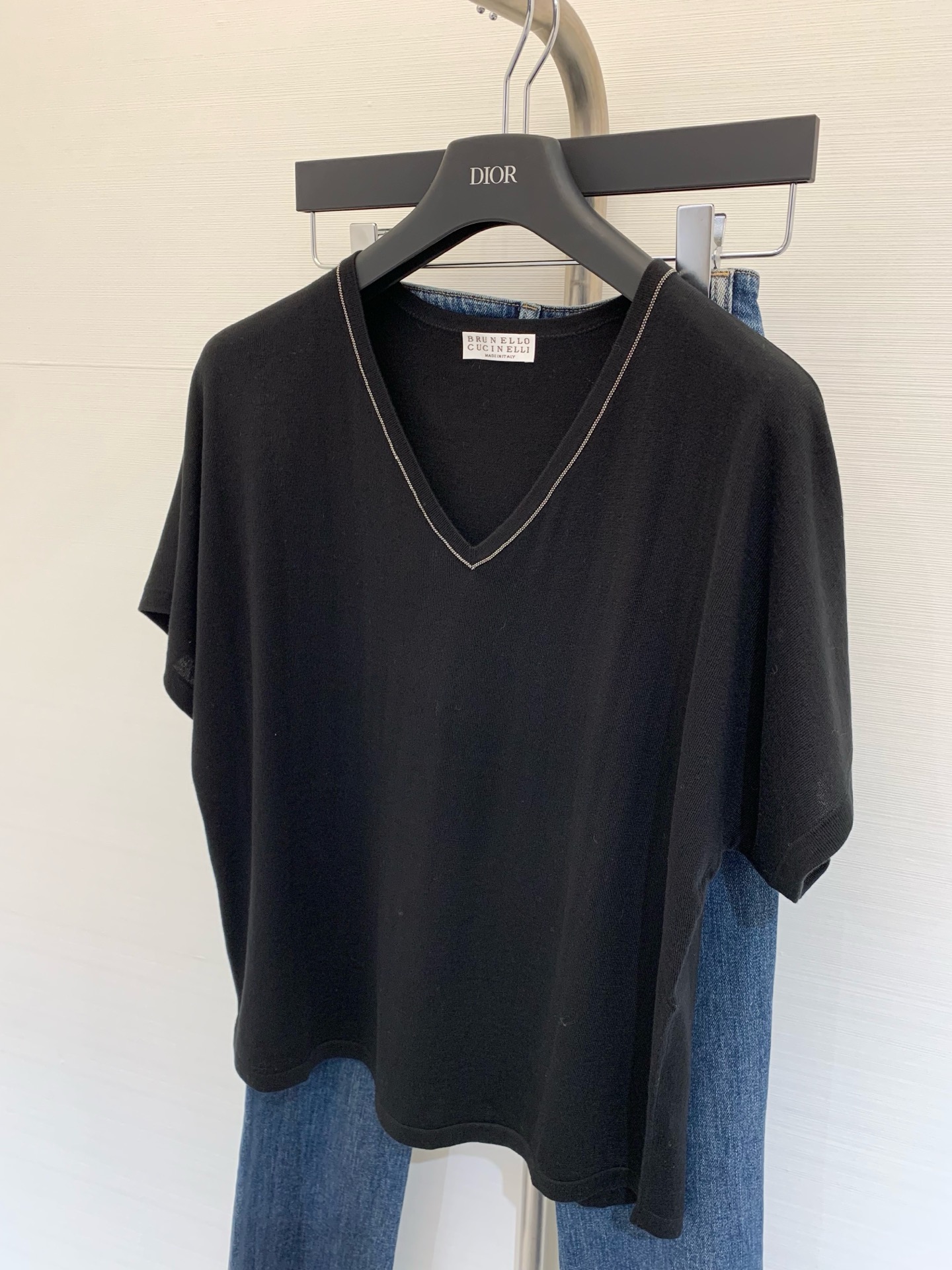 NO:331287,BC 2025 new summer style bead chain V-neck sweater loose style must-have simple items in summer color white black SML, alexander wang19860909BC 2025 夏季新款 珠链V领针织衫 宽松版型 夏季必备简约单品 颜色白色 黑色 码数SML,,alexander wang,Women's clothing