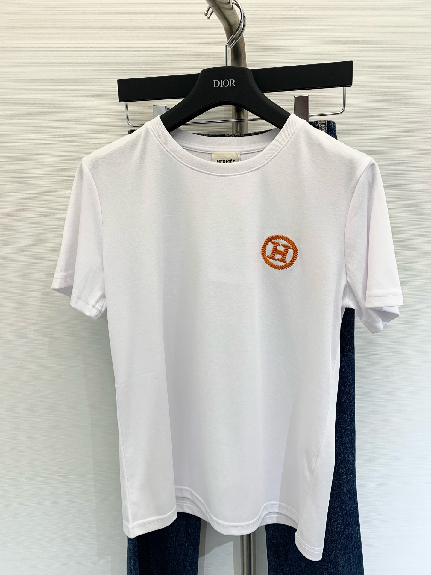 NO:331295,HERME* 2025 Summer New Style Three-color Embroidery H Round Neck T-shirt Regular Style Any matching of the lower body Color orange White Black SML, hermes,tees, t-shirt,alexander wang19860909HERME* 2025 夏季新款 三色刺绣 H 圆领T恤 常规版型 下半身任意搭配都 颜色橙色 白色 黑色 码数SML,,hermes,tees，t-shirt,alexander wang,Women's clothing