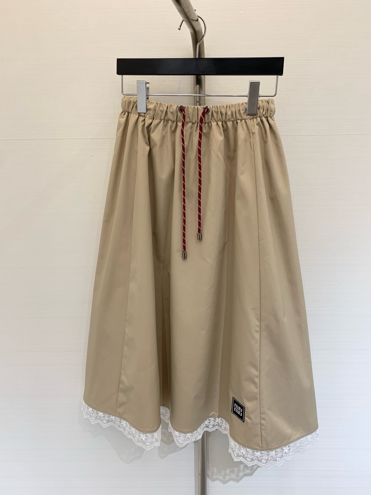 NO:331302,MIUMI* 2025 Summer new style, logo lace skirt, sweet and spicy vacation feel, elastic drawstring design, matched with a simple small top, shirts all look good, length below the calves, the most hidden flesh, look taller and slimmer, not picky about the figure, it is not easy to get out of date, girls must have color hidden blue, khaki, SML,,miumiu, skirts, alexander wang19860909MIUMI* 2025 夏季新款 贴饰Logo花边半裙 可甜可辣的度假感 松紧抽绳设计 搭配简单的小上衣 衬衣都很好看 长度在小腿以下 最最藏肉 显高显瘦 不挑身材也不容易过时 女生们必须拥有 颜色藏蓝 卡其 码数SML,,miumiu,skirts,alexander wang,Women's clothing