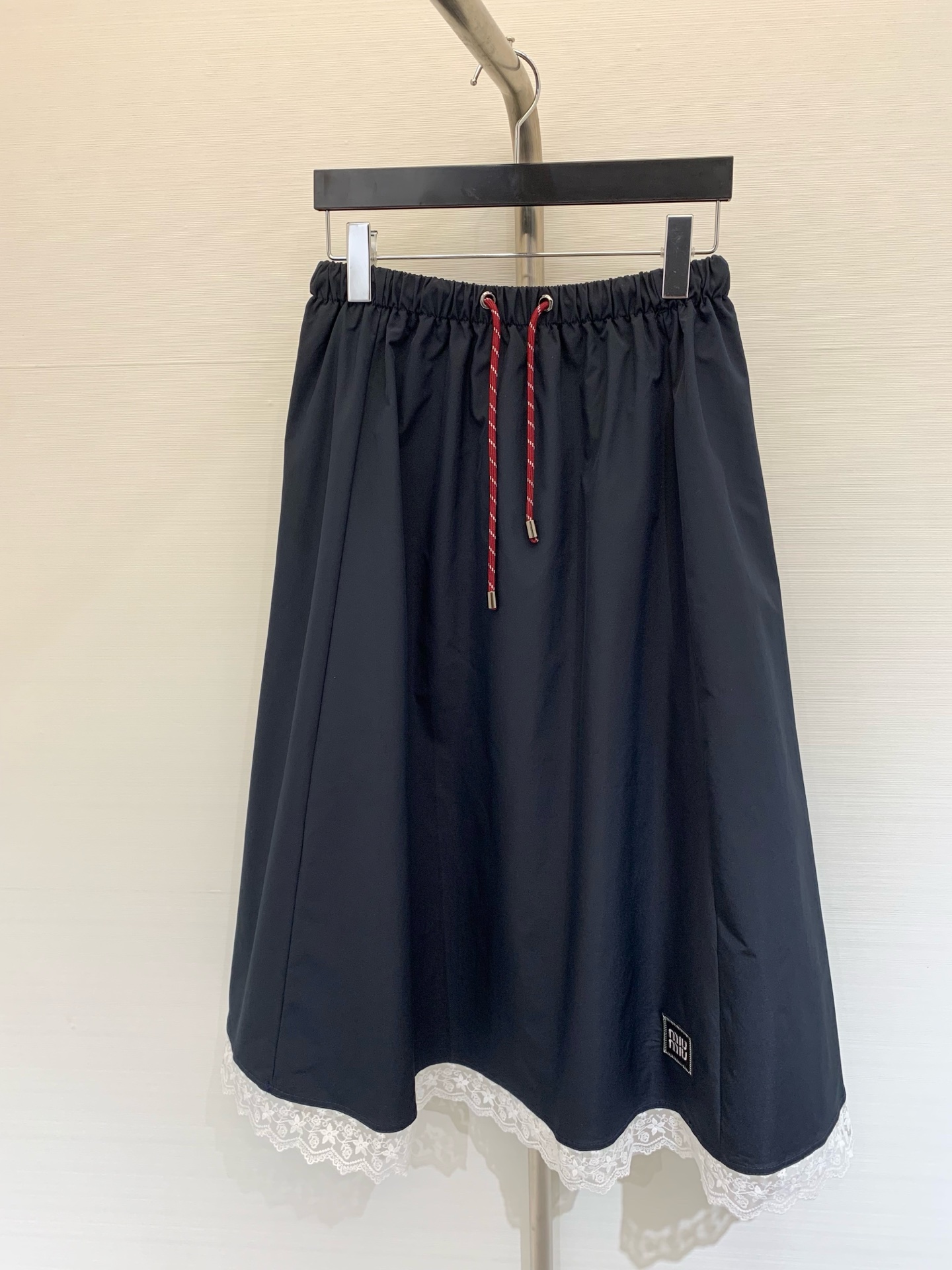 NO:331308,MIUMI* 2025 Summer new style, logo lace skirt, sweet and spicy vacation feeling, elastic drawstring design, matched with a simple small top, shirts all look good, length below the calves, the most hidden flesh, look taller and slimmer, not picky about the figure, it is not easy to get out of date, girls must have color hidden blue, khaki, SML,,miumiu, skirts, alexander wang19860909MIUMI* 2025 夏季新款 贴饰Logo花边半裙 可甜可辣的度假感 松紧抽绳设计 搭配简单的小上衣 衬衣都很好看 长度在小腿以下 最最藏肉 显高显瘦 不挑身材也不容易过时 女生们必须拥有 颜色藏蓝 卡其 码数SML,,miumiu,skirts,alexander wang,Women's clothing