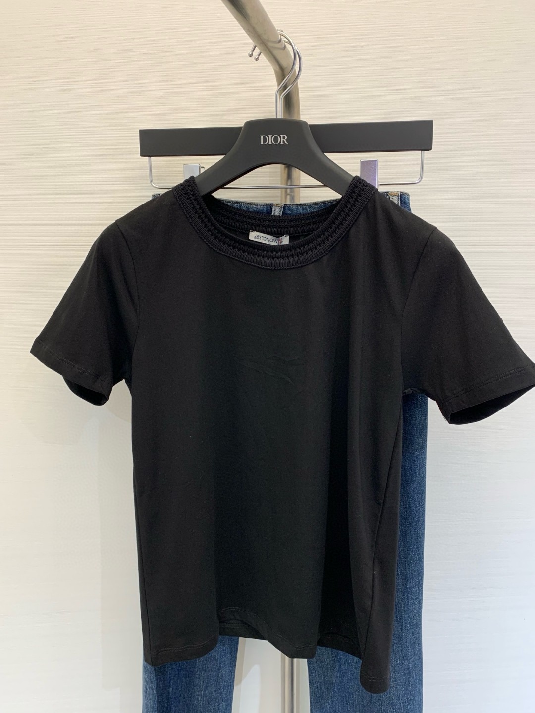 NO:415231,New summer products Round neck braided badge shirt Customized native cotton material Breathable and comfortable Full texture Loose short-sleeved shirt cut Highlights brand style Made of gram-weight pure cotton with a slight elasticity Presents a slimming visual effect External arm patch badge neckline wool knitted texture decoration Brand fashion brand instantly creates a personal style Fashionable and fashionable, single wear inner wear is brilliant and fashionable Color apricot color Black Size number, T-shirt, alexander wang19860909夏季新品 圆领编织徽章恤 定制原生全棉材质 透气舒适 质感十足 宽松短袖恤裁剪 凸显品牌格调 采用克重纯棉制成 略带有弹力 呈现显瘦视觉效果 外手臂贴布徽章领口毛线编织纹理装饰 品牌潮牌时尚感立现 打造个性风格 洋气时髦 单穿内搭都出彩时髦 颜色杏色 黑色 码数,,T-shirt,alexander wang,Women's clothing