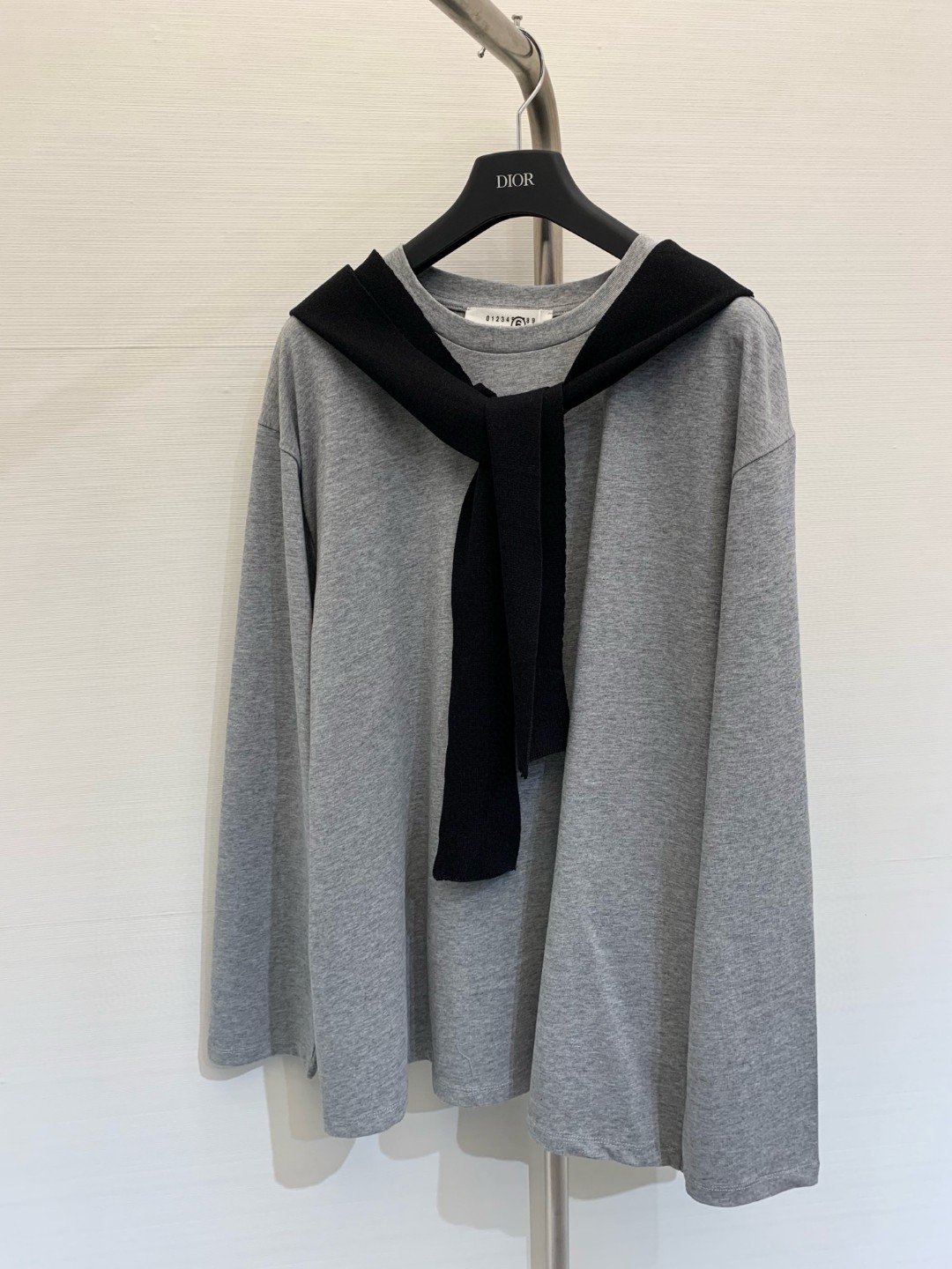 NO:326948,New early spring style hooded shawl long-sleeved shirt, fake two-piece design, layered knitted shawl splicing loose and casual ~ wear free and comfortable, casual and casual jeans to go out in a relaxed and fashionable way!  Color gray white yard count, shawls,hats,alexander wang19860909早春新款 连帽披肩长袖恤,假两件设计,自带层次感针织披肩拼接松弛随性～穿着自在舒适下身随性搭配牛仔轻松时髦出街！ 颜色灰色 白色 码数,,shawls,hats,alexander wang,Women's clothing