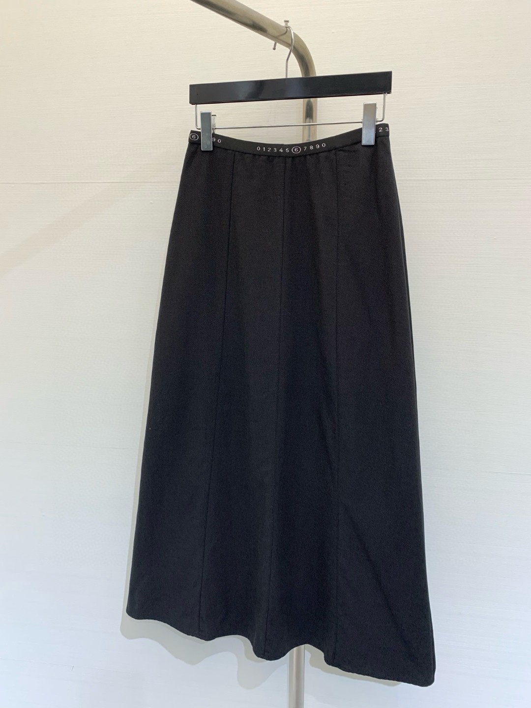 NO:326952,New summer model digital waist skirt, digital webbing, imported textured twill cotton fabric, with a stunning texture, thin and thin style is not hot at all, the classic rear slit style creates a minimalist, high-end and cool girlish style!  A versatile and fashionable upper body looks slim and tall!  Original custom hardware accessories embellish the waist, perfect workmanship quality depends on details. Skirts, alexander wang19860909夏季新款 数字腰头半裙,腰头采用数字织带包边,进口肌理斜纹棉面料,质感绝绝子,薄款薄款一点也不热,经典摆后开叉版型打造极简高级酷帅少女风！百搭时髦上身显瘦又高挑！原版定制五金配件缀饰后腰,完美做工品质看细节 码数,,skirts,alexander wang,Women's clothing