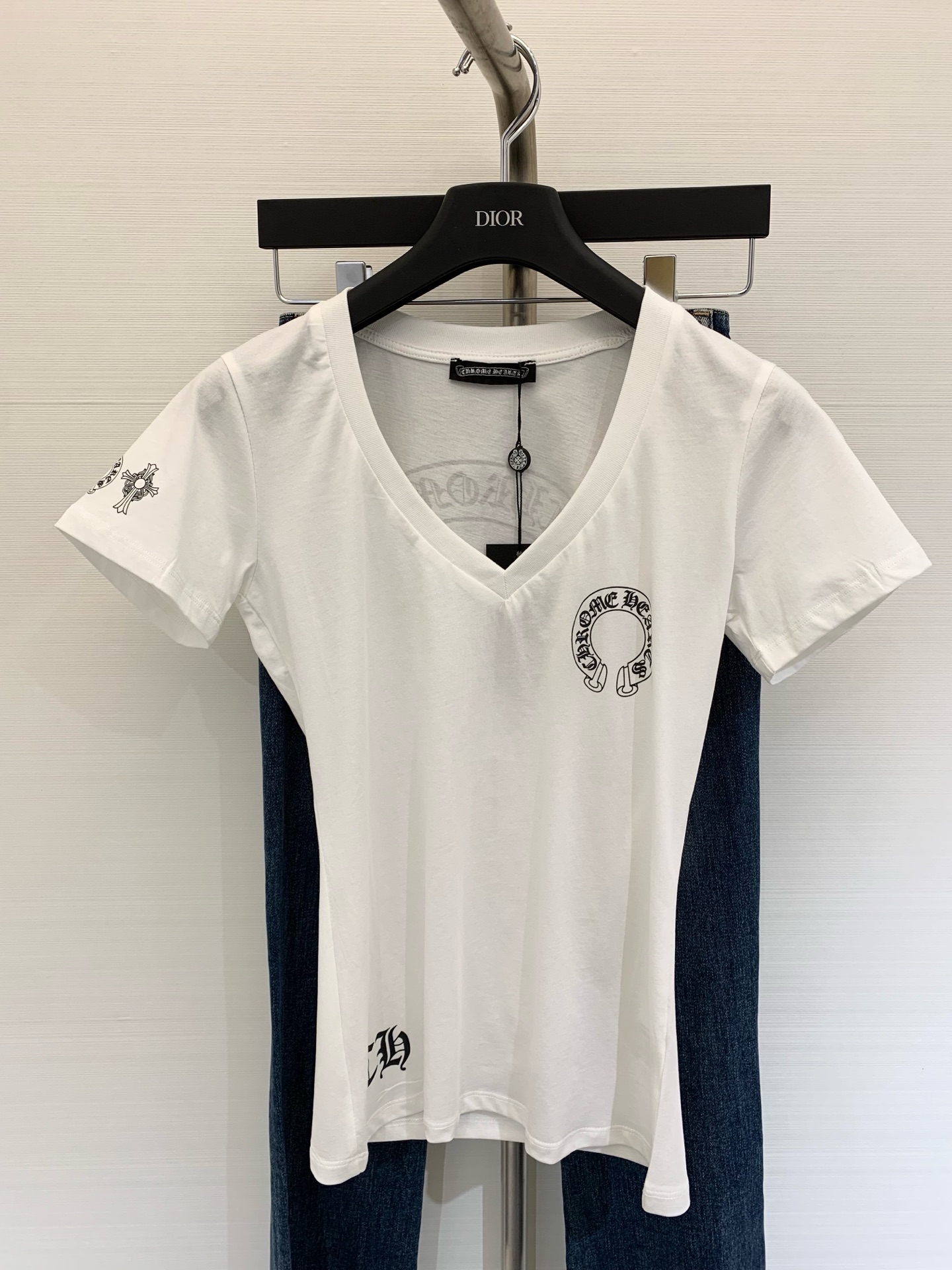 NO:326995,Croxin New summer style slim neck shirt, soft and comfortable fabric, high temperature offset printing design for the whole body, chicken heart collar lengthens the neck line, small style slim not tight color black white size, chrome hearts, alexander wang19860909克罗心  夏季新款 修身领恤,面料手感柔软贴身舒适,整身高温胶印设计,鸡心领拉长颈部线条,小版型修身不紧身 颜色黑色 白色 码数,,chrome hearts,alexander wang,Women's clothing