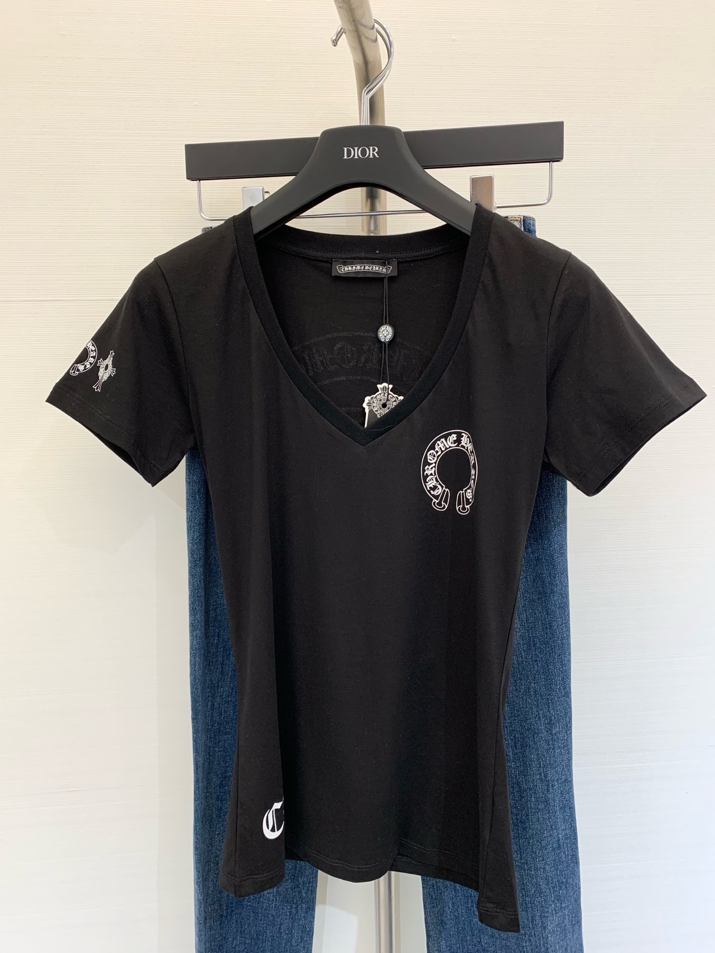 NO:327001,Croxin New summer style slim neck shirt, soft and comfortable fabric, high temperature offset printing design for the whole body, chicken heart collar lengthens the neck line, small style slim not tight color black white size, chrome hearts, alexander wang19860909克罗心  夏季新款 修身领恤,面料手感柔软贴身舒适,整身高温胶印设计,鸡心领拉长颈部线条,小版型修身不紧身 颜色黑色 白色 码数,,chrome hearts,alexander wang,Women's clothing