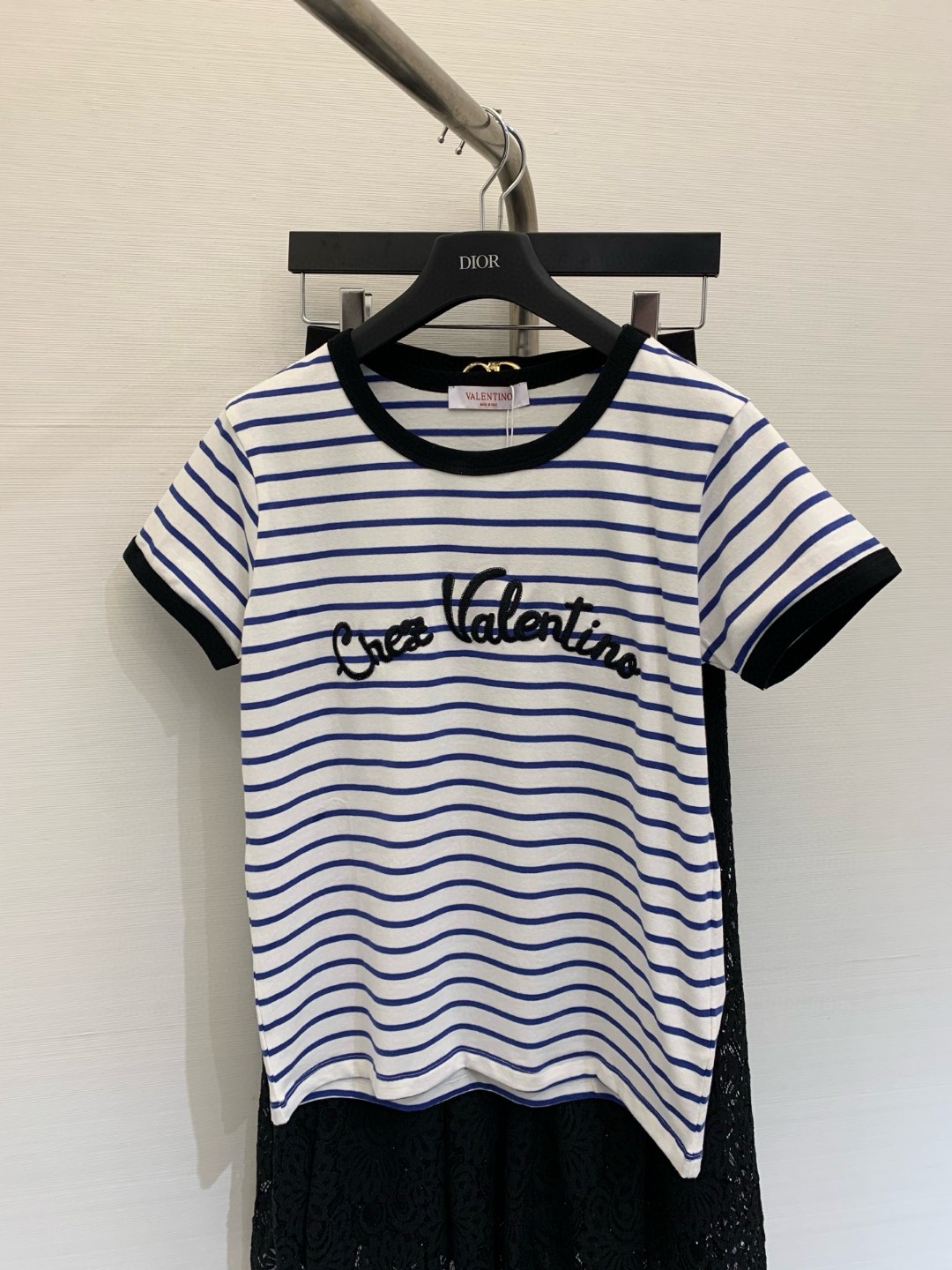 NO:327678,* New early spring style contrast striped knitted short-sleeved top丨Exclusive high-end production!  Striped contrasting color design The spring sunshine shines on your body, as if you can smell the fresh air. Whether you are strolling on the street or sitting leisurely in a cafe, this combination can always make people shine.19860909* 早春新款 撞色条纹针织短袖上衣丨独家高版出品！条纹撞色设计 春日的阳光洒在身上,仿佛能闻到空气中弥漫的清新气息.无论是漫步在街头还是悠闲地坐在咖啡馆,这样的搭配总能让人眼前一亮 码数,,T-shirt,alexander wang,Women's clothing