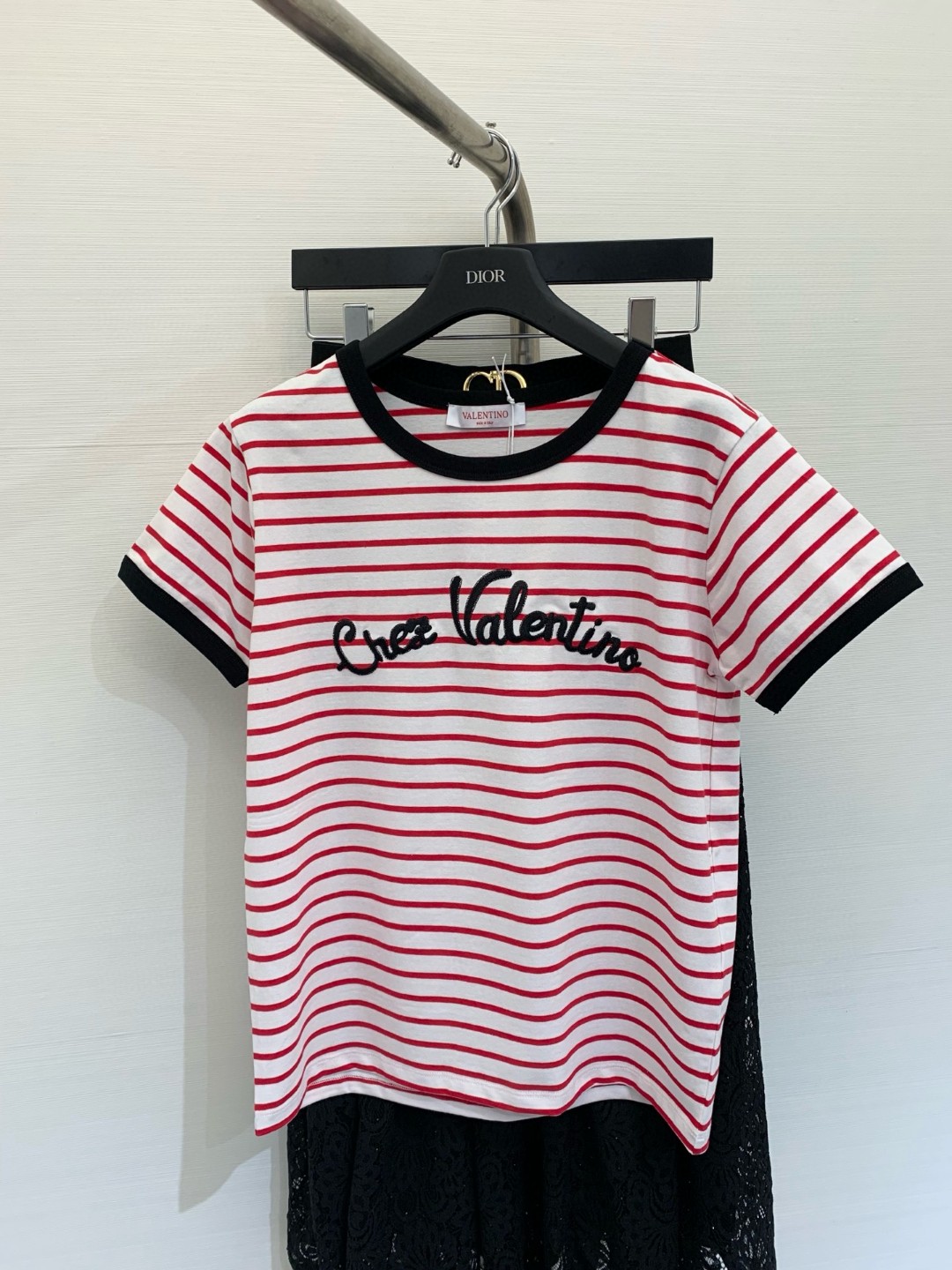 NO:327682,* New early spring style contrast striped knitted short-sleeved top丨Exclusive high-end production!  Striped contrasting color design The spring sunshine shines on your body, as if you can smell the fresh air. Whether you are strolling on the street or sitting leisurely in a cafe, this combination can always make people shine.19860909* 早春新款 撞色条纹针织短袖上衣丨独家高版出品！条纹撞色设计 春日的阳光洒在身上,仿佛能闻到空气中弥漫的清新气息.无论是漫步在街头还是悠闲地坐在咖啡馆,这样的搭配总能让人眼前一亮 码数,,T-shirt,alexander wang,Women's clothing