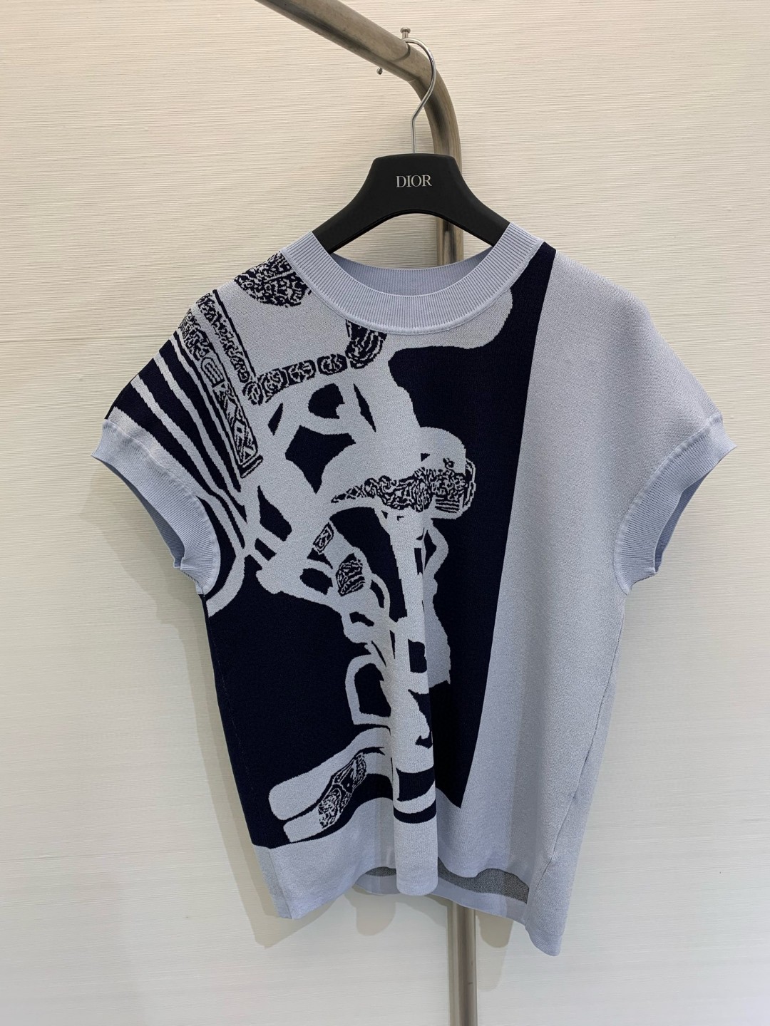 NO:327676,* New early spring style with gorgeous bridle knit short-sleeved pullover, mulberry silk fabric, decorated with the latest elements!  Contrast color tube-shaped double-sided jacquard 