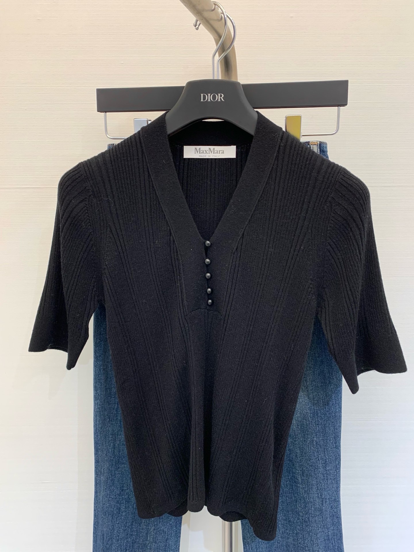 NO:327693,New summer products, slim-fitting collar sweater, custom silk wool fabric, breathable and thin, simple and high-end color black white Size, real silk, alexander wang19860909夏季新品 修身领针织衫,定制真丝羊毛面料,透气丝薄,简约即高级 颜色黑色 白色 码数,,real silk,alexander wang,Women's clothing