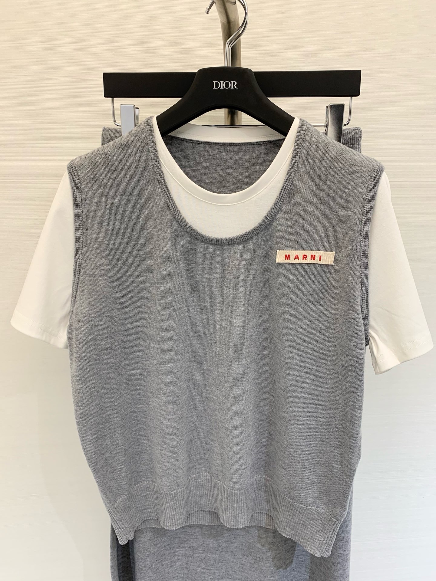 NO:327716,New summer style, fake two-piece spliced ​​wool set, top knitted contrasting color spliced ​​pure cotton short-sleeved design, red label on the chest, adds a lot of highlights, a set of easy to go out, dark gray, light gray, size, T-shirt, alexander wang19860909夏季新款 假两件拼接毛织套装 上衣针织撞色拼接纯棉短袖设计 胸前红标点缀 增添了不少亮点 一套轻松出门 颜色深灰 浅灰 码数,,T-shirt,alexander wang,Women's clothing