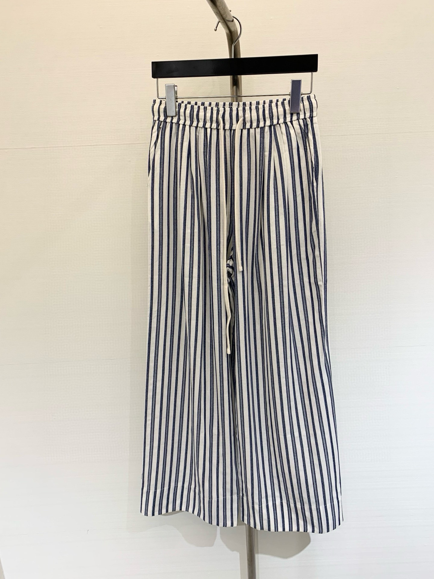 NO:327704,New summer style elastic waist stripes loose cotton and linen casual trousers, contrasting stripes design, slim and versatile, not tight, moderate width and comfortable to fit, drawstring design adds a sense of waist layering, straight-tube style is a magic tool to modify the leg shape. Number of sizes, alexander wang19860909夏季新款 松紧腰条纹宽松棉麻休闲长裤,撞色条纹设计,显瘦百搭,实穿不紧绷,适中宽度贴身舒服,抽绳设计增添腰头层次感,直筒版型是修饰腿型的神器 码数,,alexander wang,Women's clothing